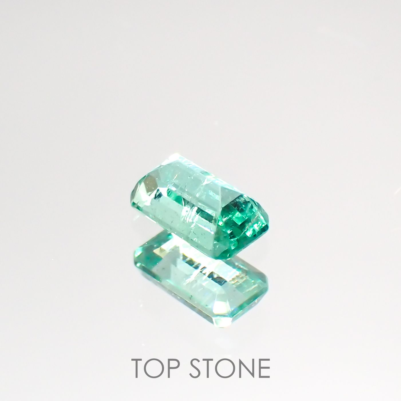 エメラルド(宝石名エメラルド) ザンビア産 0.26ct 識別済[210812995]4.9×2.8mm前後