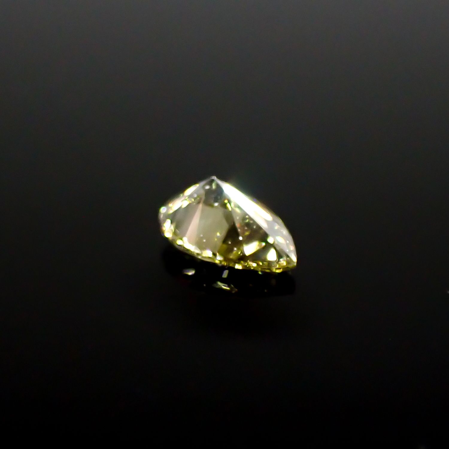 カメレオンダイヤモンド(グリーンダイヤモンド)(宝石名ダイアモンド SI-1/FANCY GRAY YELLOWISH GREEN) 0.128ct ソ付(CGL)[240928972]4.14x2.81mm前後