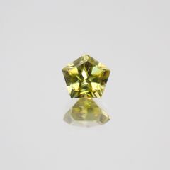 ◇ペンタゴンカット◇スフェーン(宝石名スフェーン) マダガスカル産 0.13c 識別済t[210610964]3×3.1mm前後