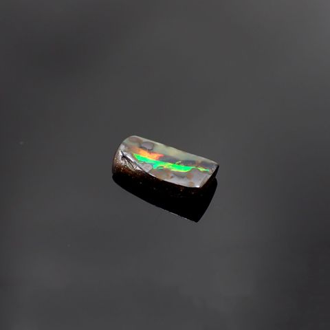 ボルダーオパール 原石磨き(宝石名ボルダー・オパール) オーストラリア産 2.449ct ソ付(彩珠)[210611311]11.6×6.2mm前後
