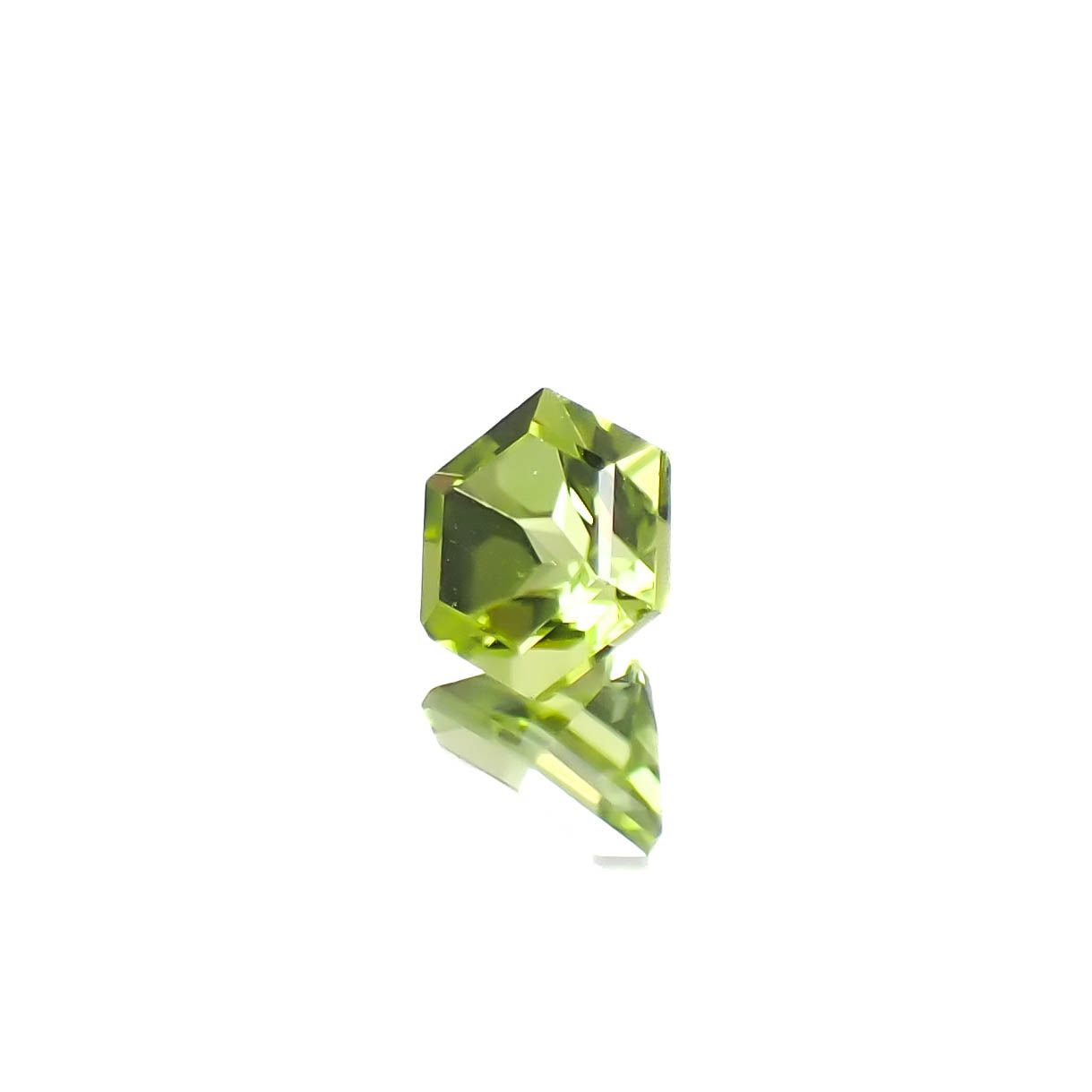 ◇ヘキサゴンカット◇ペリドット(宝石名ペリドット)アメリカ産 0.65ct 識別済[250330109]5x5mm前後