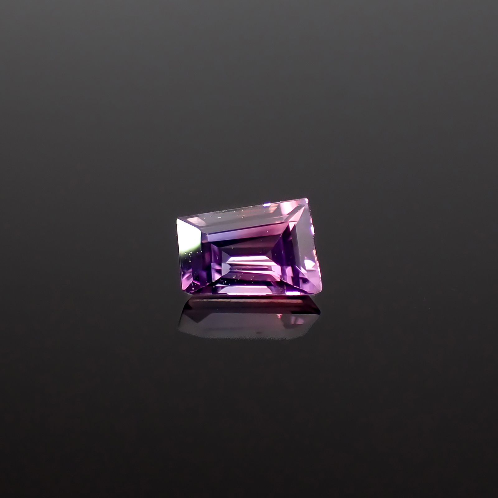 ウィンザーサファイア タンザニア・ウィンザー産 0.18ct / 3.8x2.8mm前後 [260532132]