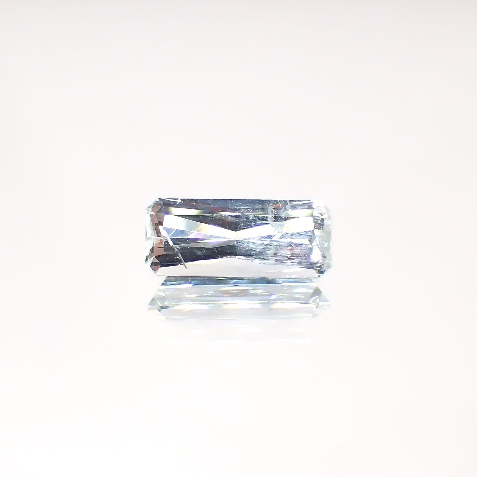 ジェレメジェバイト(宝石名エレメジェバイト)ナミビア産 1.084ct ソ付(彩珠)[220616456]10x4.2mm前後