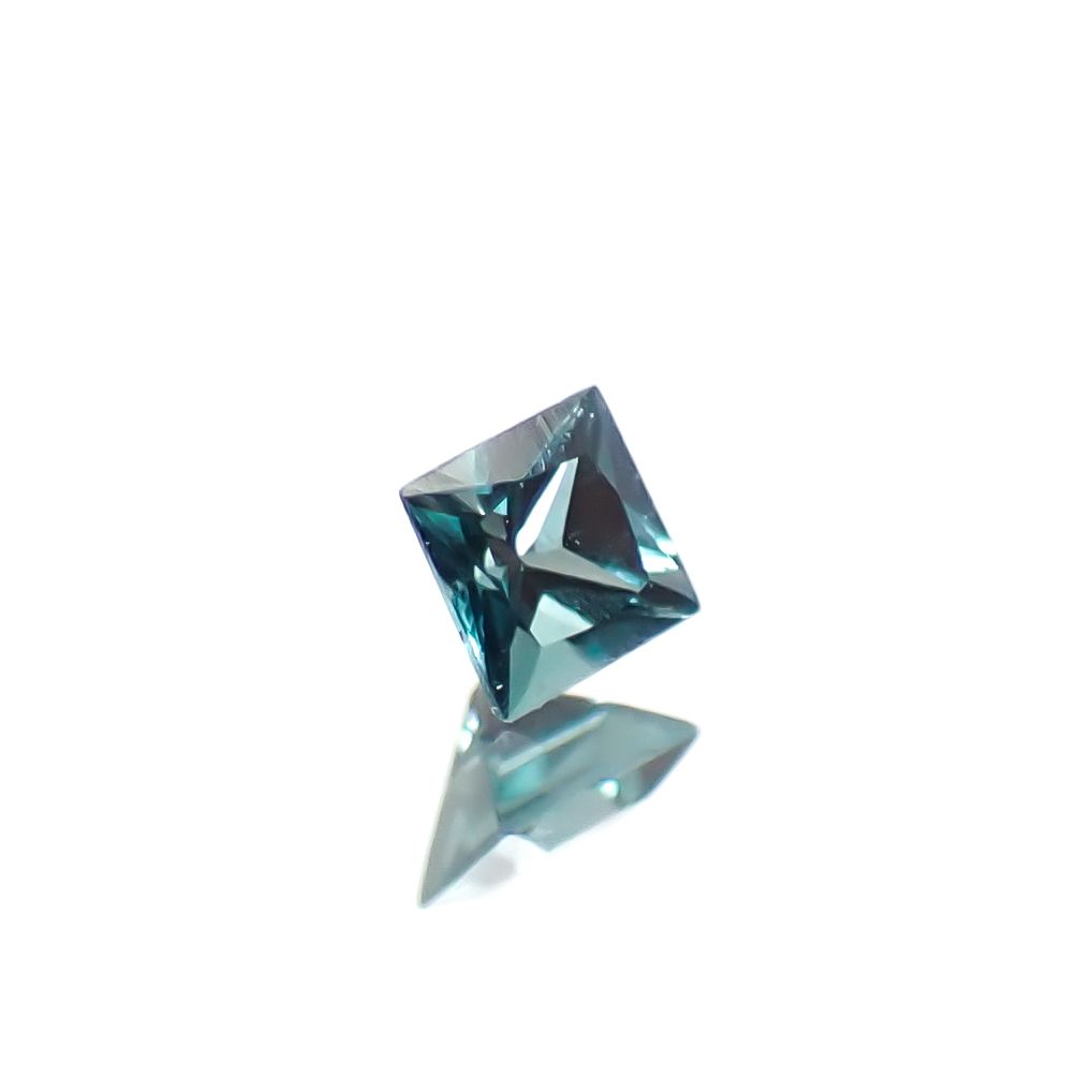 ◇プリンセスカット◇ベキリーブルーガーネット（カラーチェンジガーネット アレキタイプ） マダガスカル・ベキリー産 0.058ct [241229623]2x2mm前後
