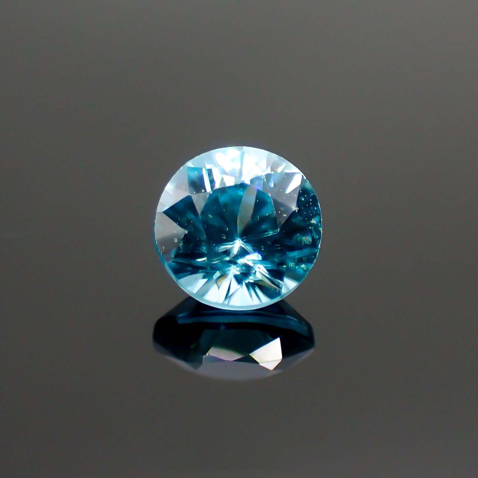 ブルージルコン(宝石名ジルコン) カンボジア産 0.76ct 識別済[211013449]4.9×4.9mm前後
