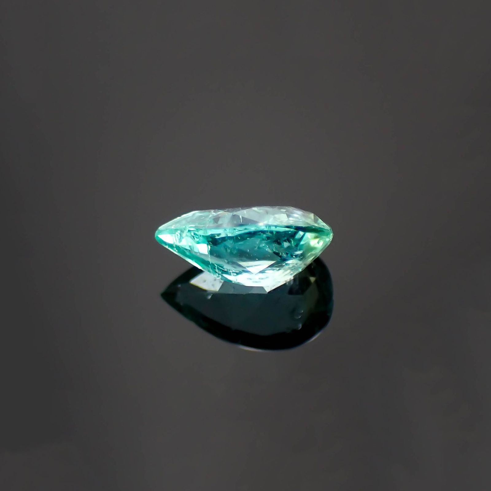 パライバトルマリン(宝石名トルマリン/別名パライバ・トルマリン)ブラジル・キントス鉱山産 識別済 0.23ct / 5.3x3.4mm前後 [221018837]