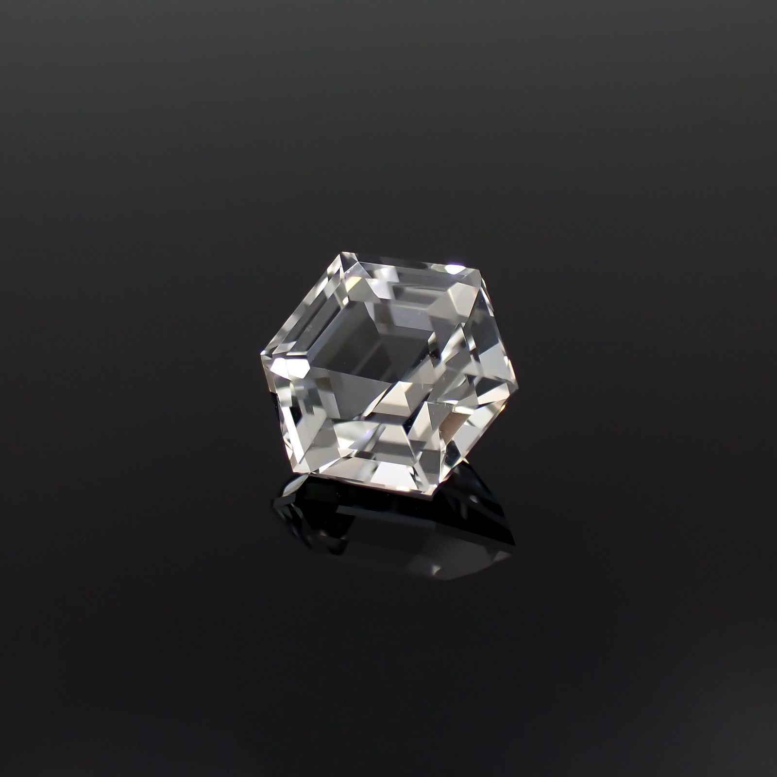 ◇ヘキサゴンカット◇レムリアンシードクリスタル(保証シール付き) ブラジル産 0.87ct[221018286]5.9x5.8mm前後