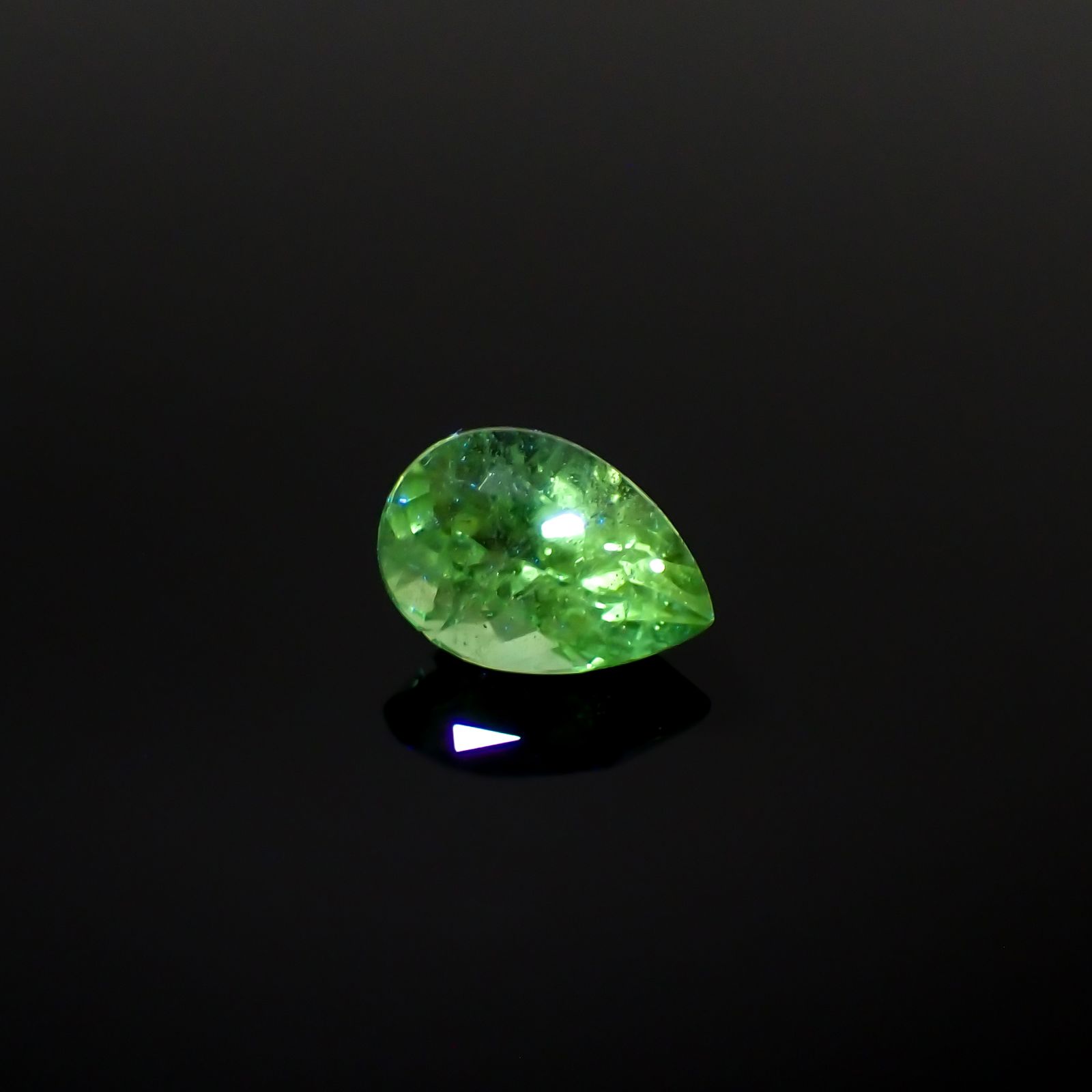 バナジウムコーネルピン(宝石名コーネルピン)タンザニア産 0.40ct 識別済[240326554]5.8x4mm前後