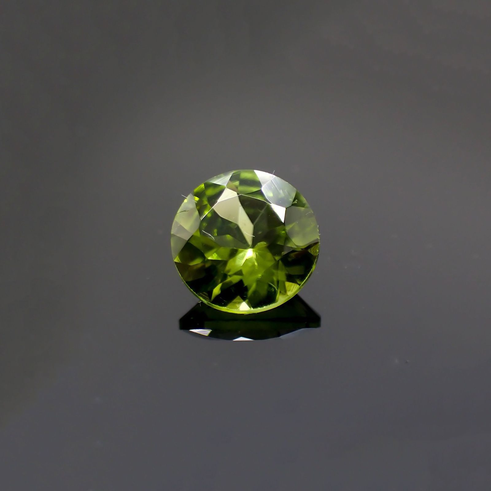 ペリドット(宝石名ペリドット) パキスタン産 識別済 1.28ct / 7.1x7.1mm前後 [260713086]