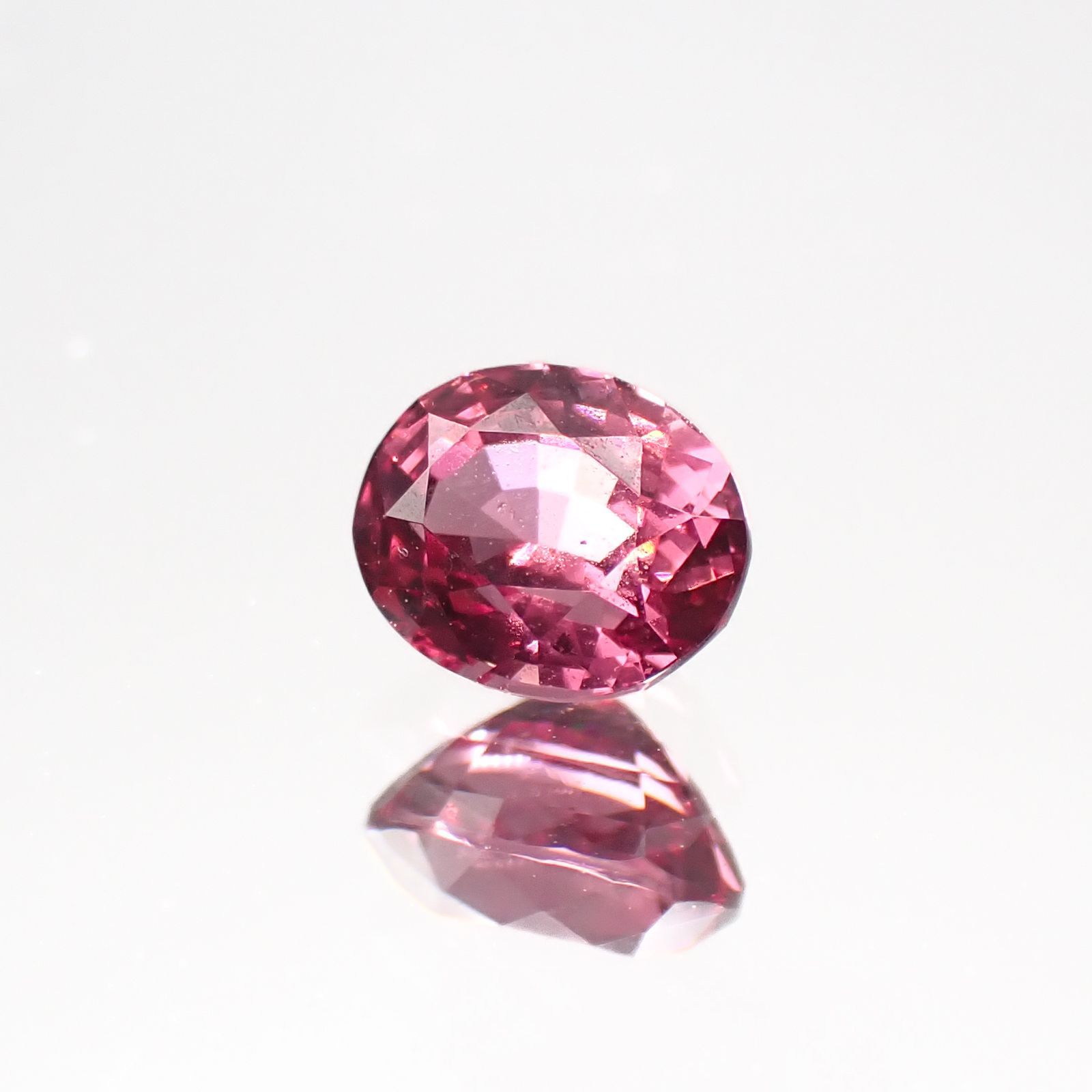 ホットピンクスピネル(宝石名ピンク・スピネル)タンザニア産 0.52ct 識別済[220817352]5.1x4.2mm前後