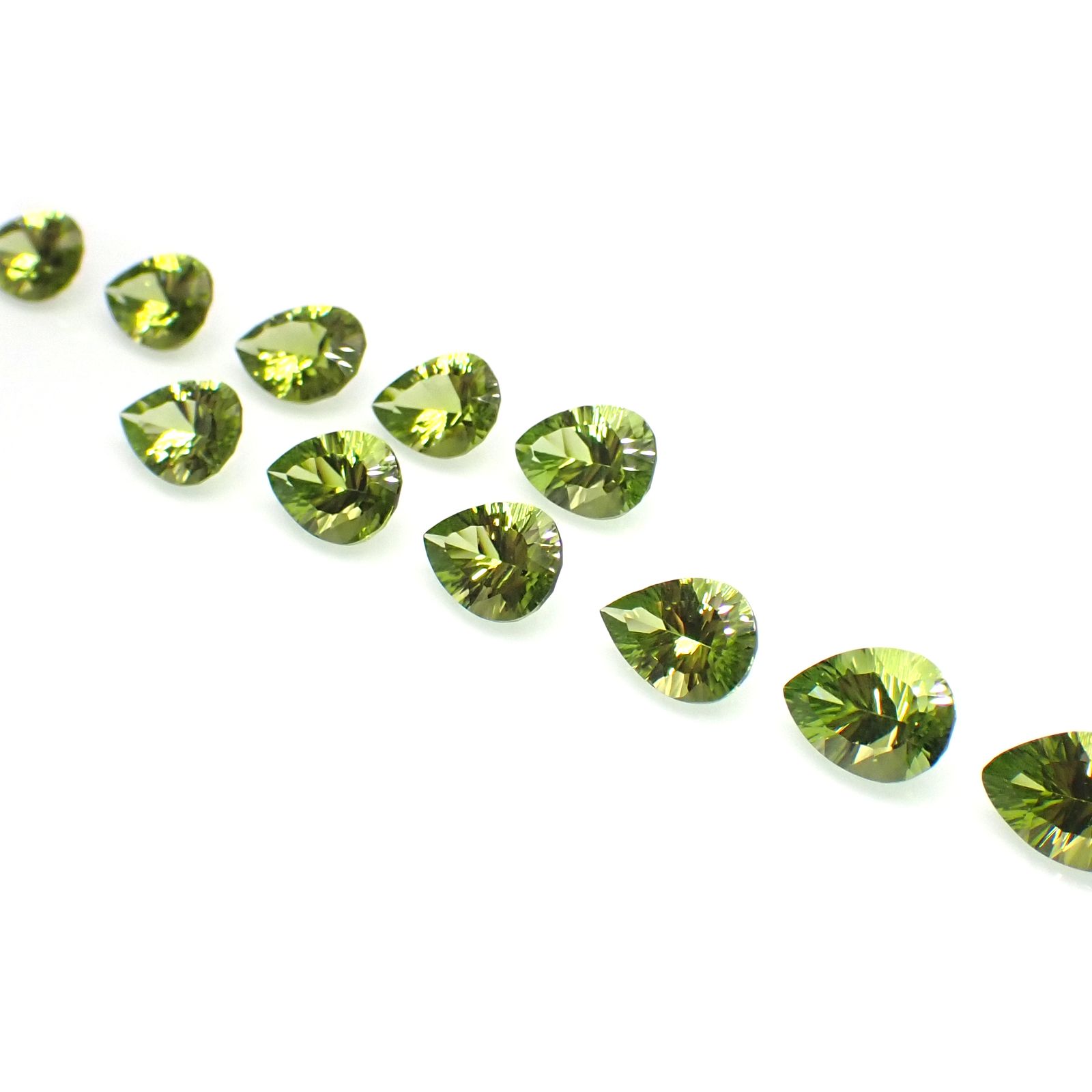 <ランダムセレクト1個販売>◇コンケーブカット◇ペリドット 中国産 約1.70-2.10ct[230722581]10x7mm前後
