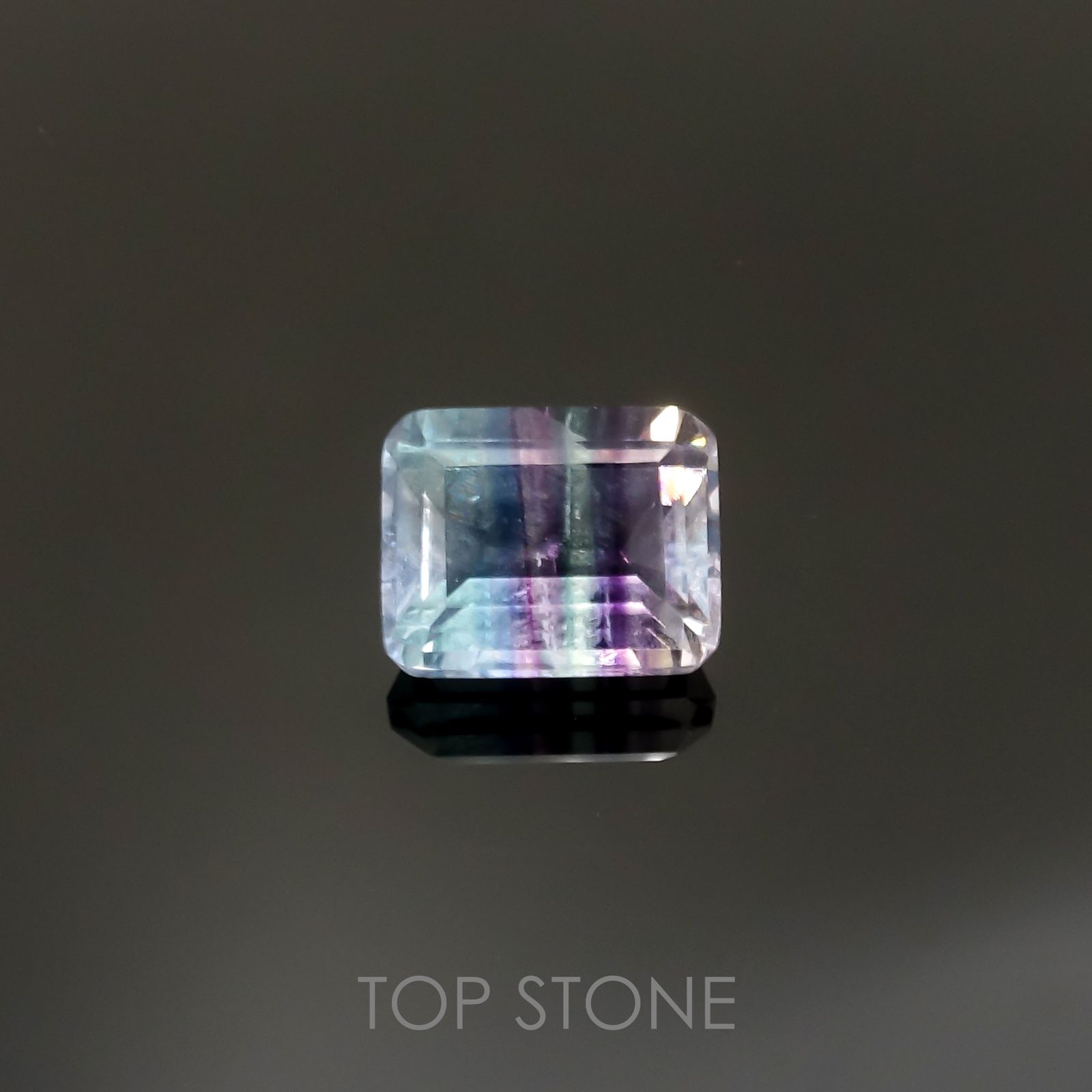 パーティカラーフローライト(宝石名フルオライト)ブラジル産 4.44ct 識別済[220115098]10.1x8.1mm前後