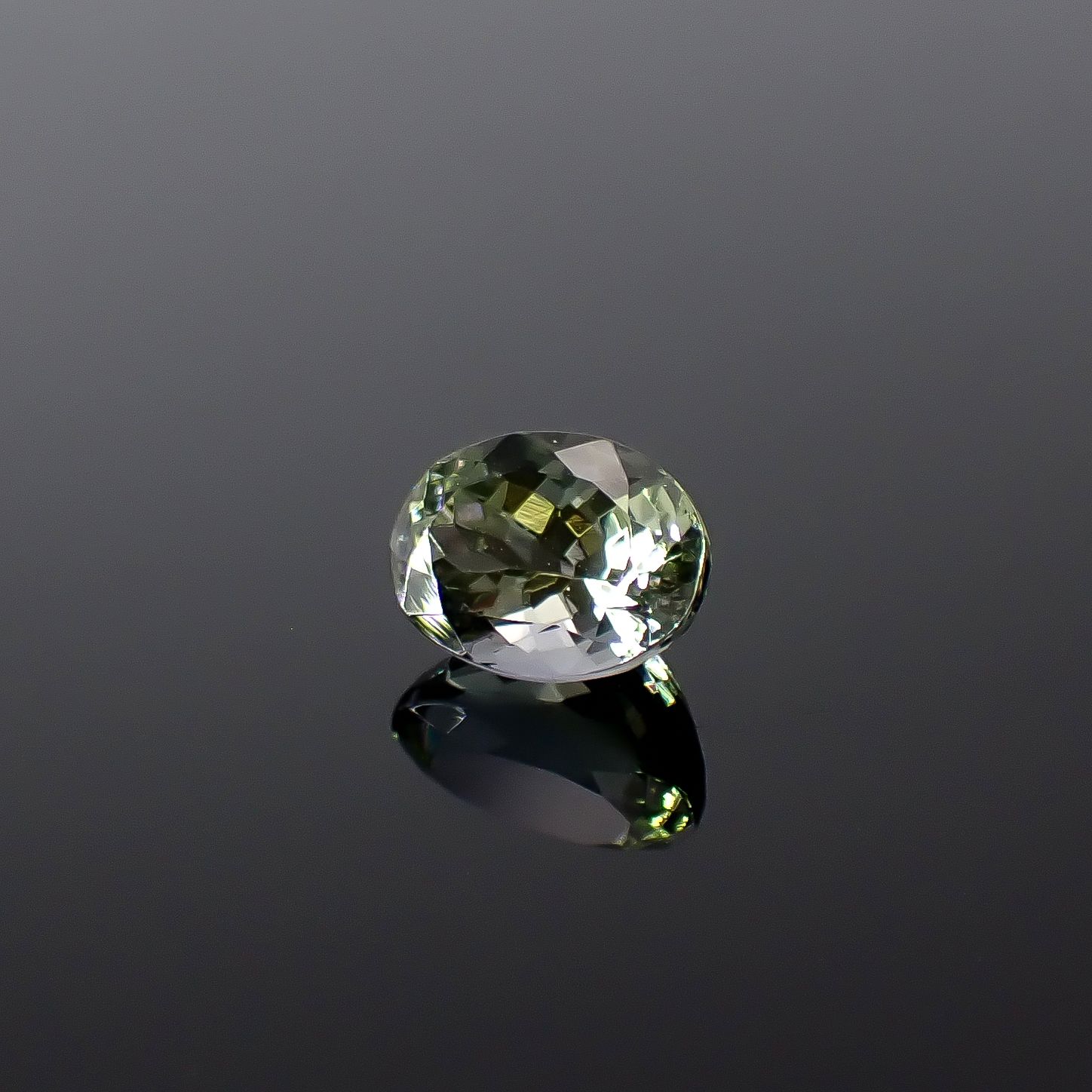 バイカラータンザナイト(宝石名グリーン・ゾイサイト)タンザニア産 ソ付(彩珠) 3.838ct / 10.4x7.7mm前後 [251231474]