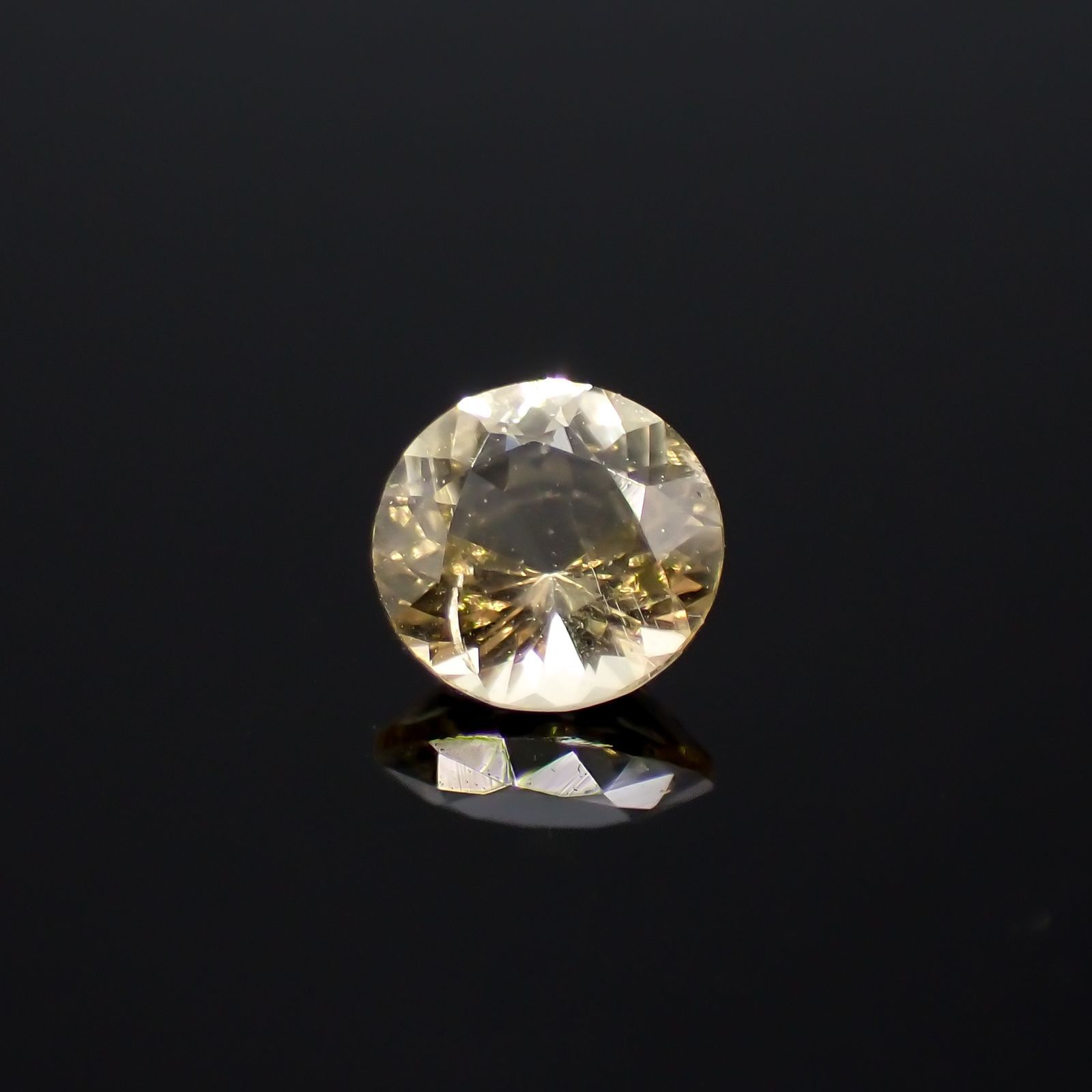イエローダンビュライト(宝石名イエロー・ダンブライト)タンザニア産 0.25ct 識別済[220918007]4.1x4.1mm前後