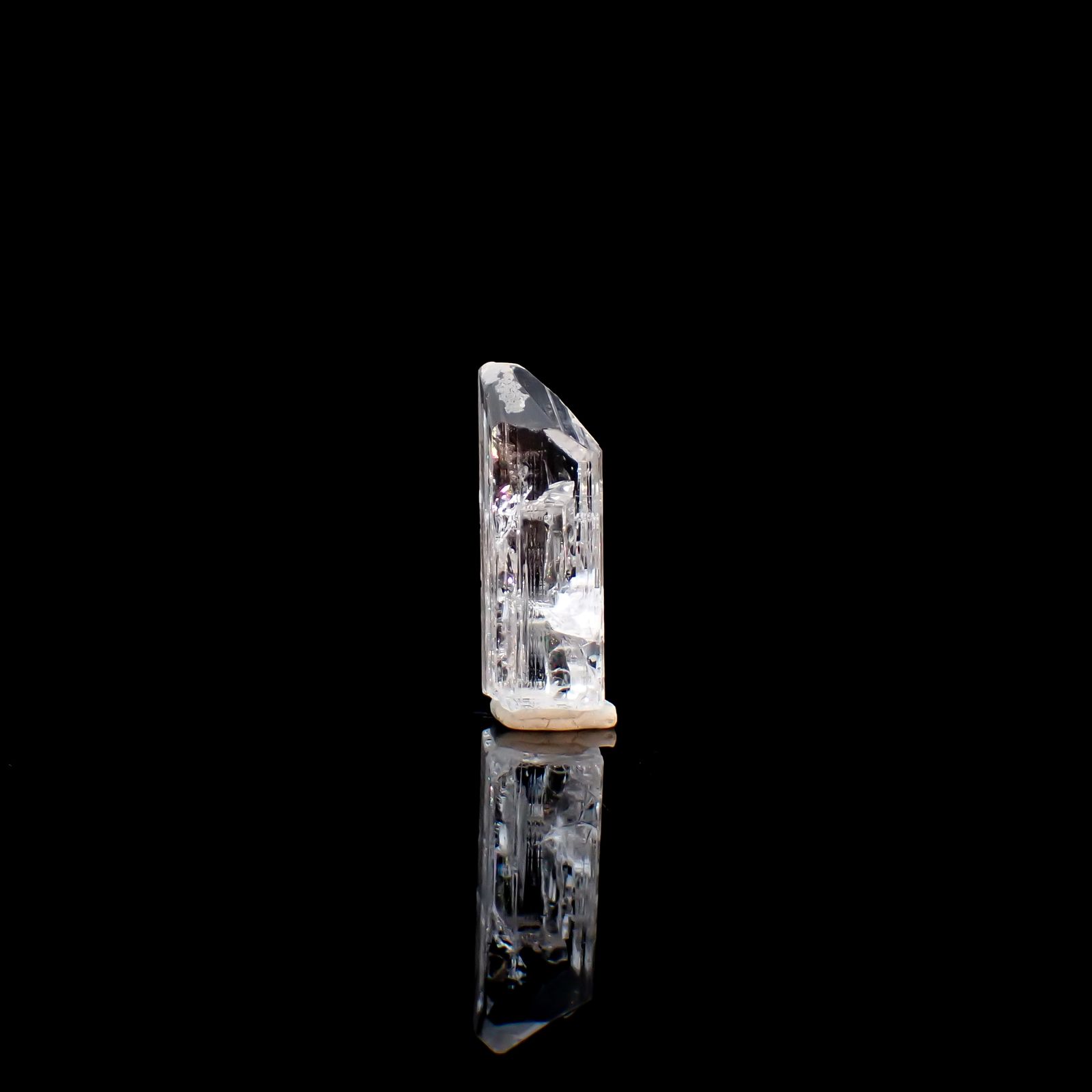ダンビュライト原石 メキシコ産 13.42ct / 21.6x7.1mm前後 [260532165]