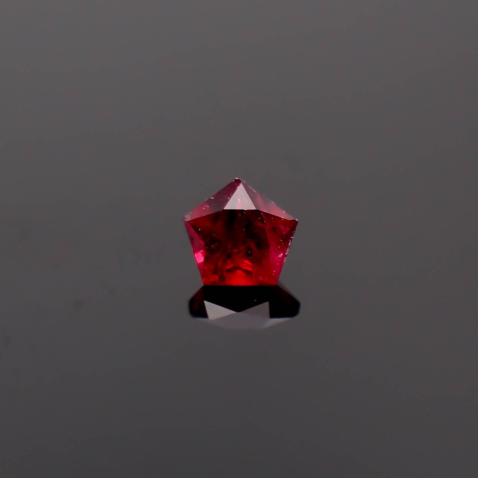 ◇ペンタゴンカット◇ルビー(宝石名ルビー)モザンビーク/ミャンマー産 0.11ct 識別済[231225037]2.7x2.9mm前後