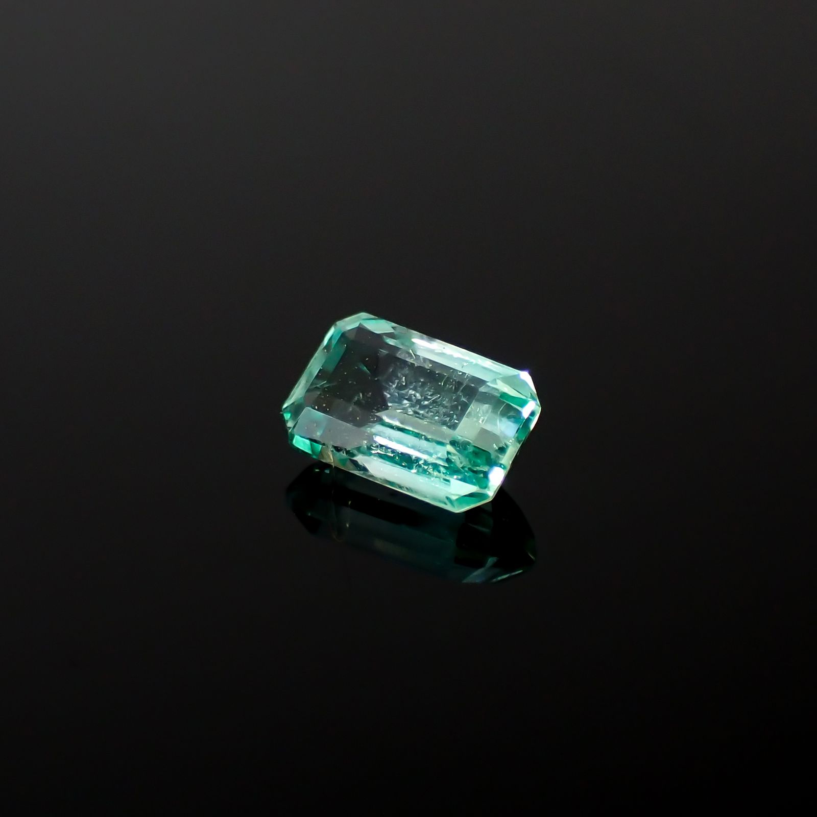 パステルカラーエメラルド コロンビア産 0.49ct[240225961]5.7x3.6mm前後