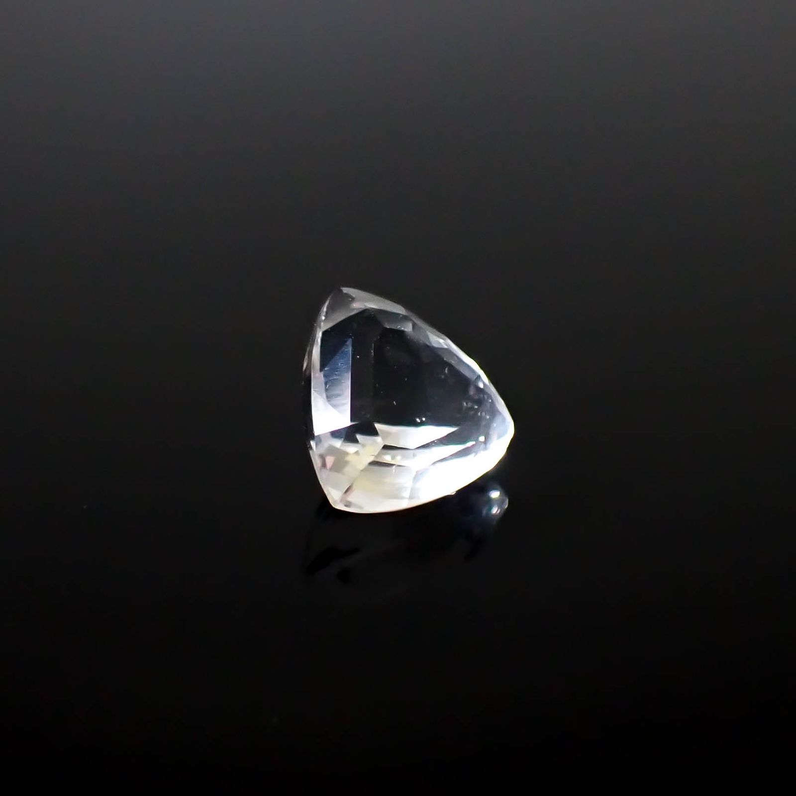 カラーレスフローライト フルオレッセンス イギリス産 1.82ct [250430153]7.4x7.7mm前後