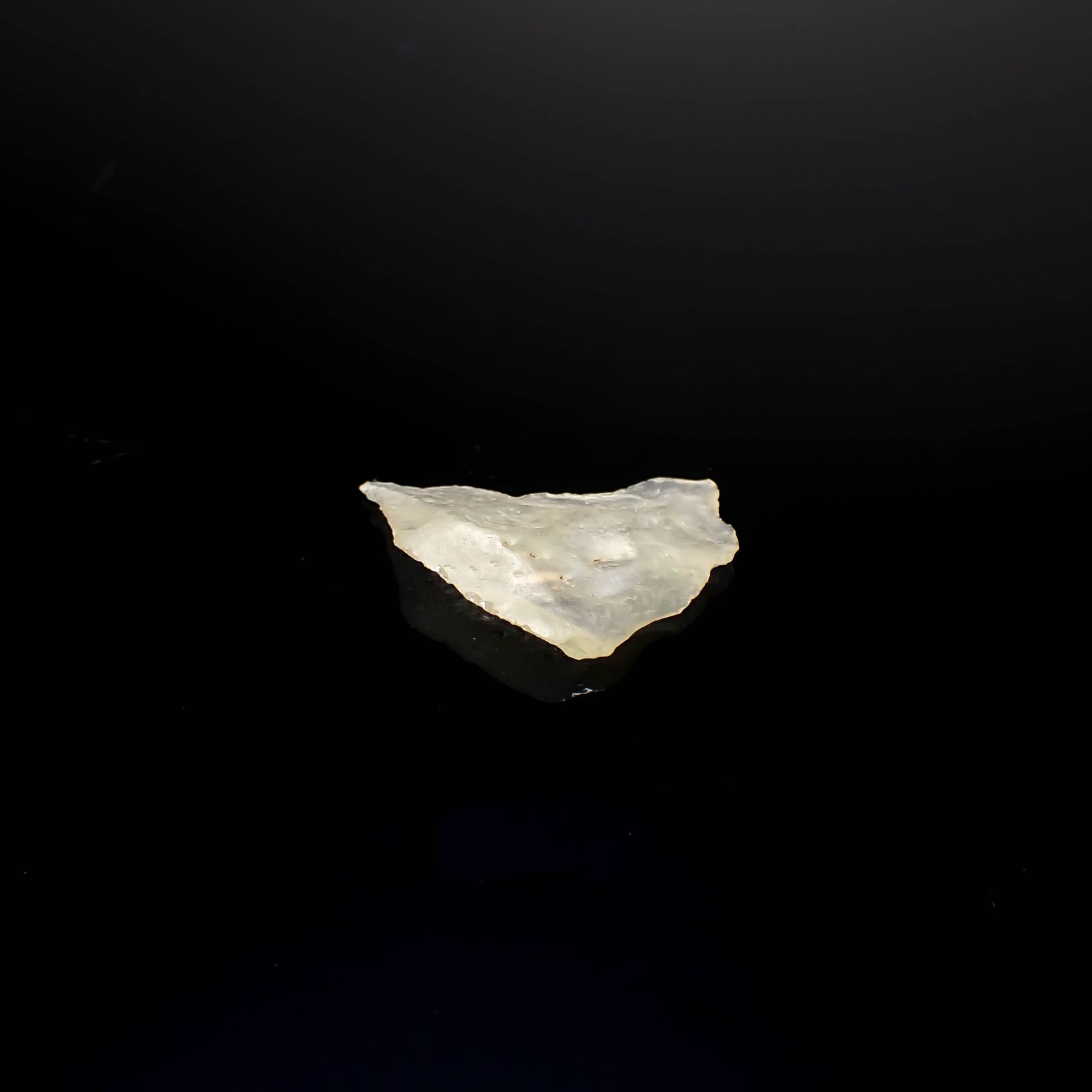 リビアングラス 原石 発見地：エジプト・リビア砂漠 13.46ct [241029284]32.9x21.3mm前後