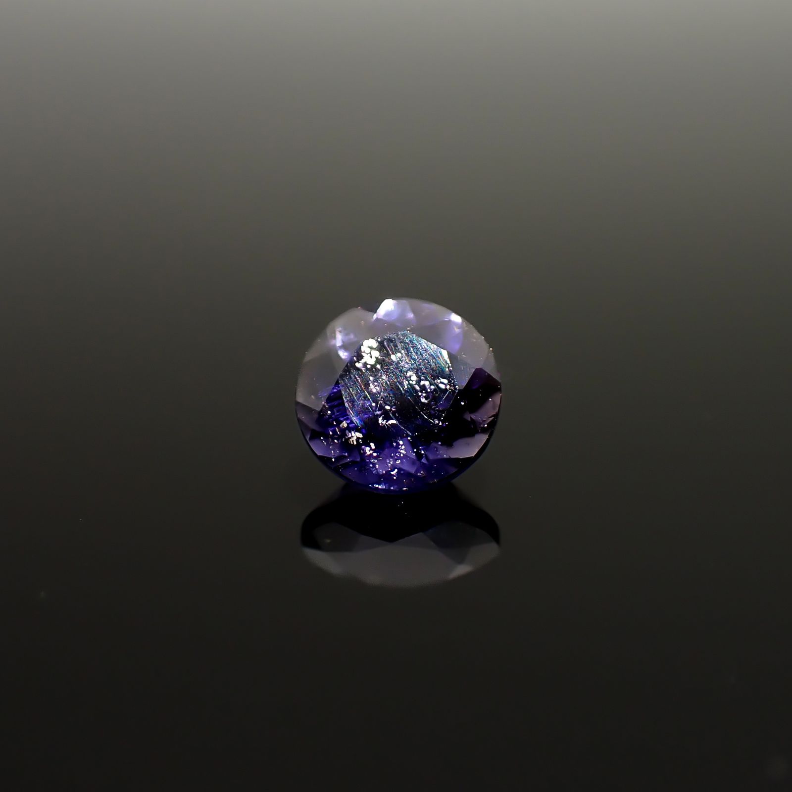 アイオライトサンストーン インド/ブラジル産 1.20ct / 7x7mm前後 [260932632]