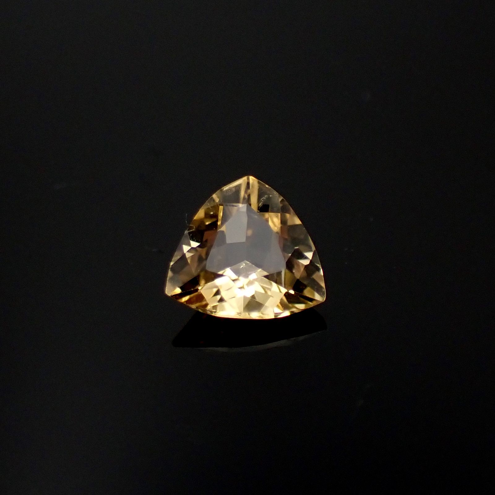 インペリアルトパーズ(宝石名トパーズ)ブラジル産 0.48ct 識別済[230722709]5.5x5.3mm前後