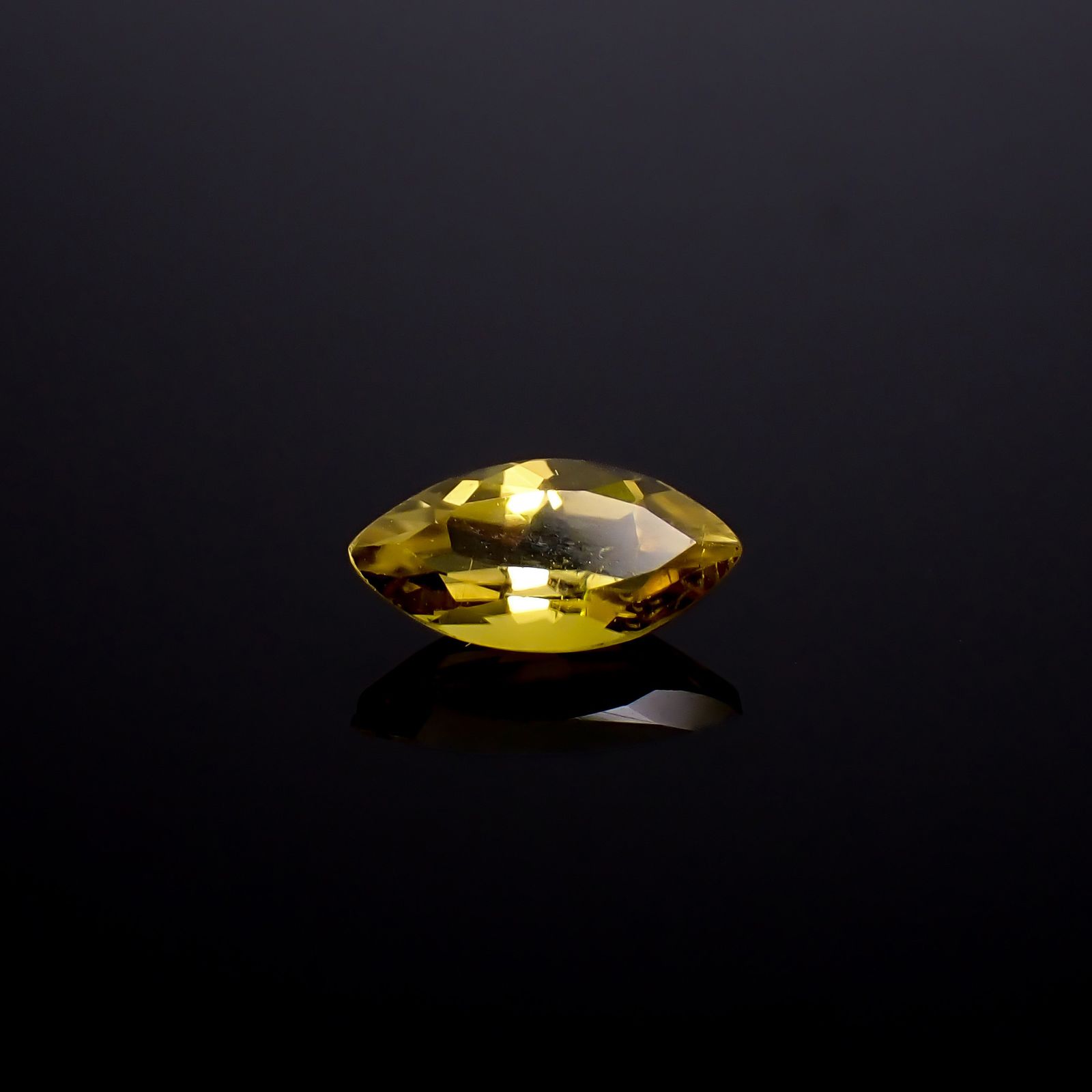 イエロートルマリン(宝石名トルマリン)ナイジェリア産 識別済 0.59ct / 8x4.2mm前後 [260933191]