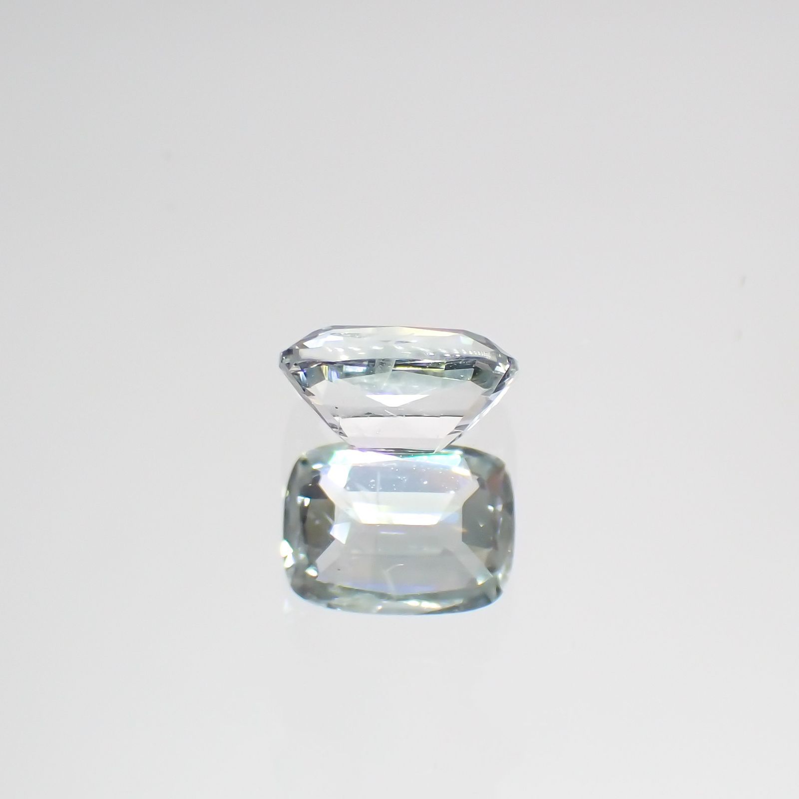 ジェレメジェバイト(宝石名エレメジェバイト)ナミビア産 0.48ct 識別済[220616304]5.4x4mm前後
