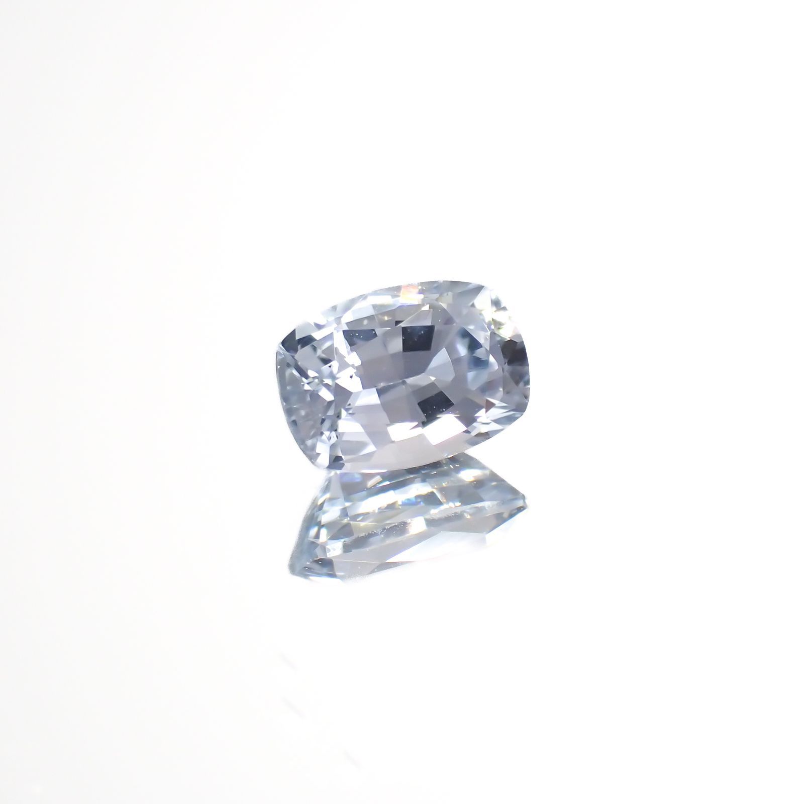 アイスブルーサファイア(宝石名サファイア)スリランカ/マダガスカル産 0.54ct 識別済[220918076]5.4x3.7mm前後