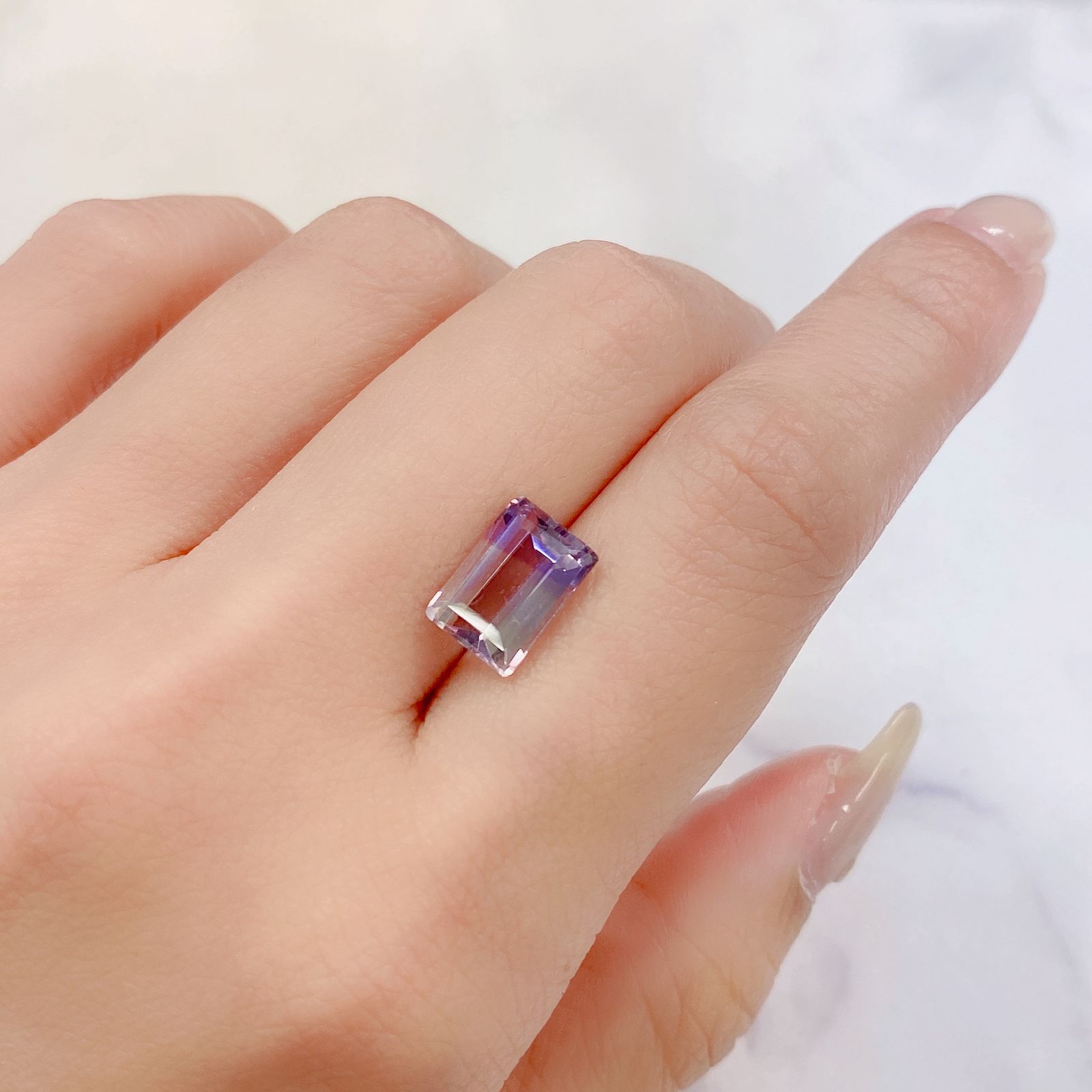 アワーグラスアメジスト(宝石名バイカラー・クォーツ) モロッコ産 2.73ct 識別済[21038596]10.2×7.1mm前後