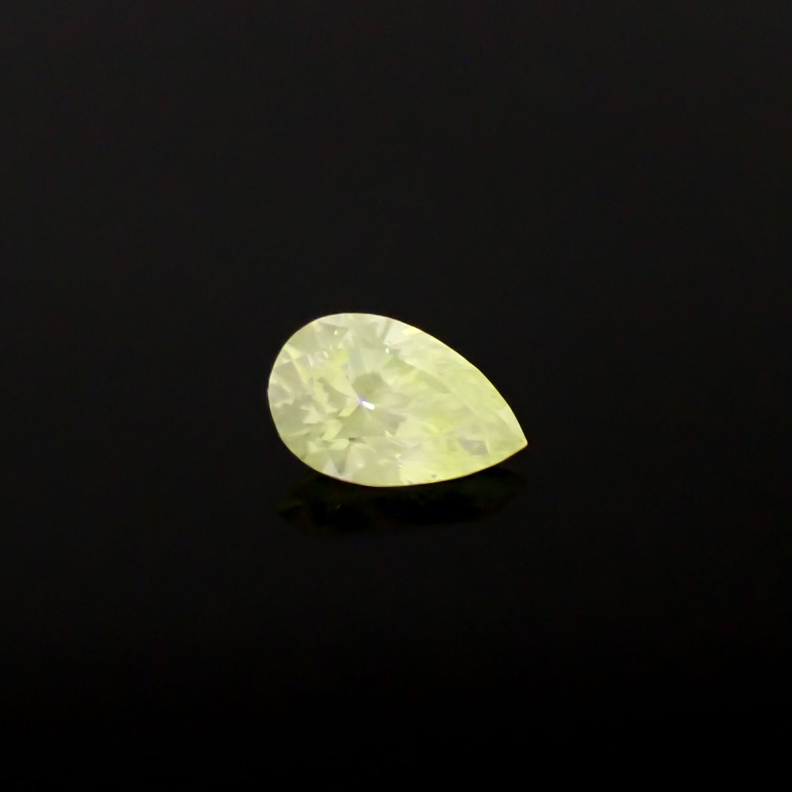 カメレオンダイヤモンド(グリーンダイヤモンド)(宝石名ダイアモンド SI-1/FANCY LIGHT GRAY GREEN ) 0.145ct  ソ付(CGL)[240928971]4.38x2.84mm前後 | TOP STONE(トップストーン)