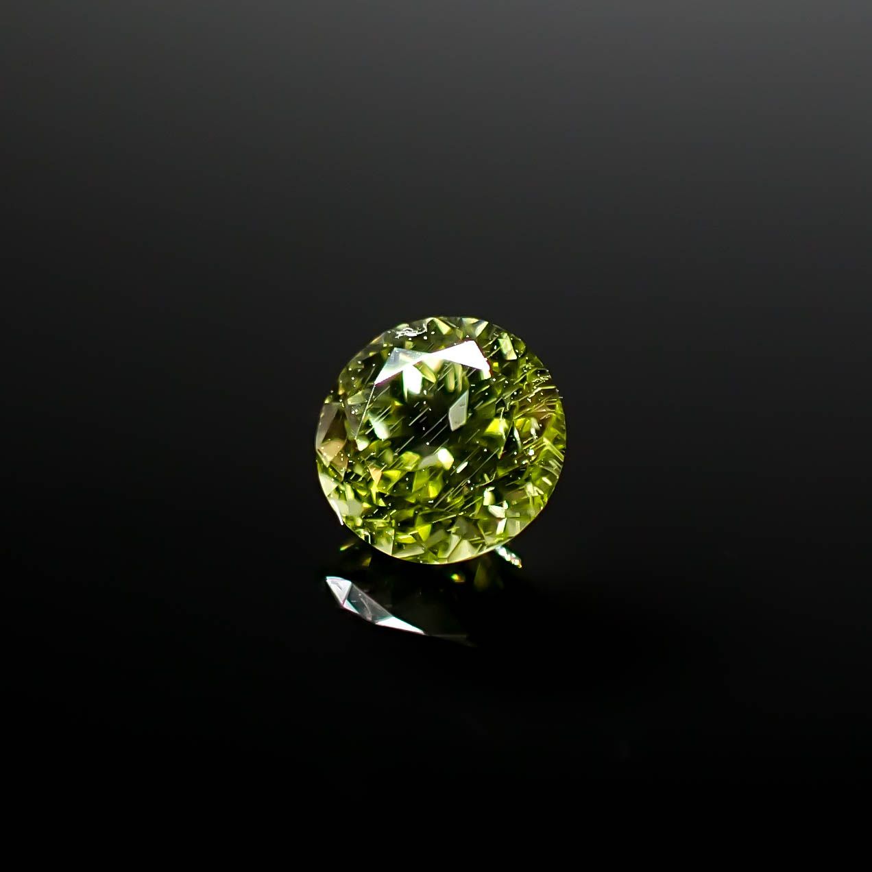 パラサイティックペリドット 採取地：インドネシア・ジェパラ 0.24ct [250730747]3.7x3.7mm前後