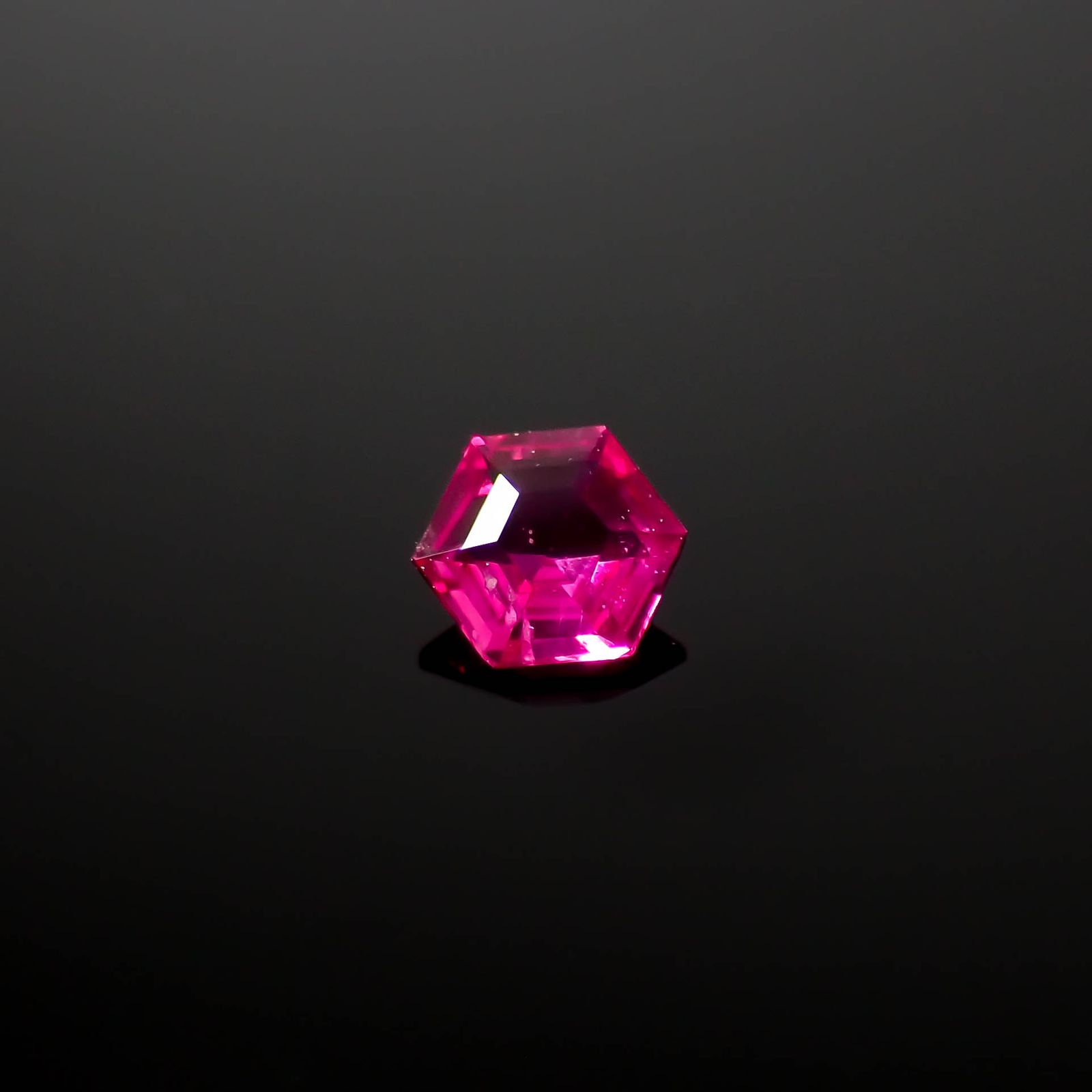 ◇ヘキサゴンカット◇ルビー 非加熱 モザンビーク産 0.13ct[240427104]3x3mm前後