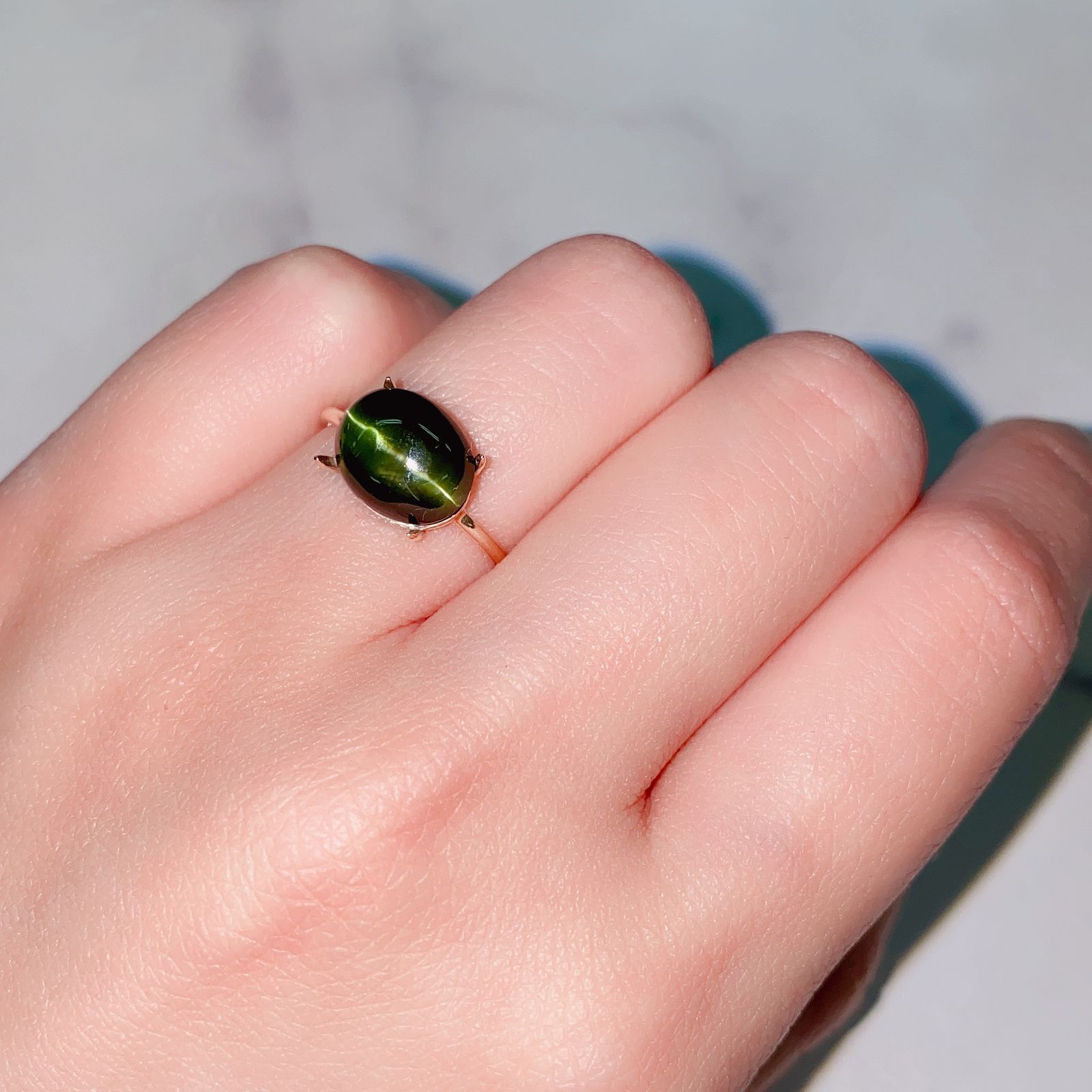 ダイオプサイドキャッツアイ(宝石名ダイオプサイド・キャッツアイ) ロシア産 4.13ct 識別済[19111591]9.8×8mm前後