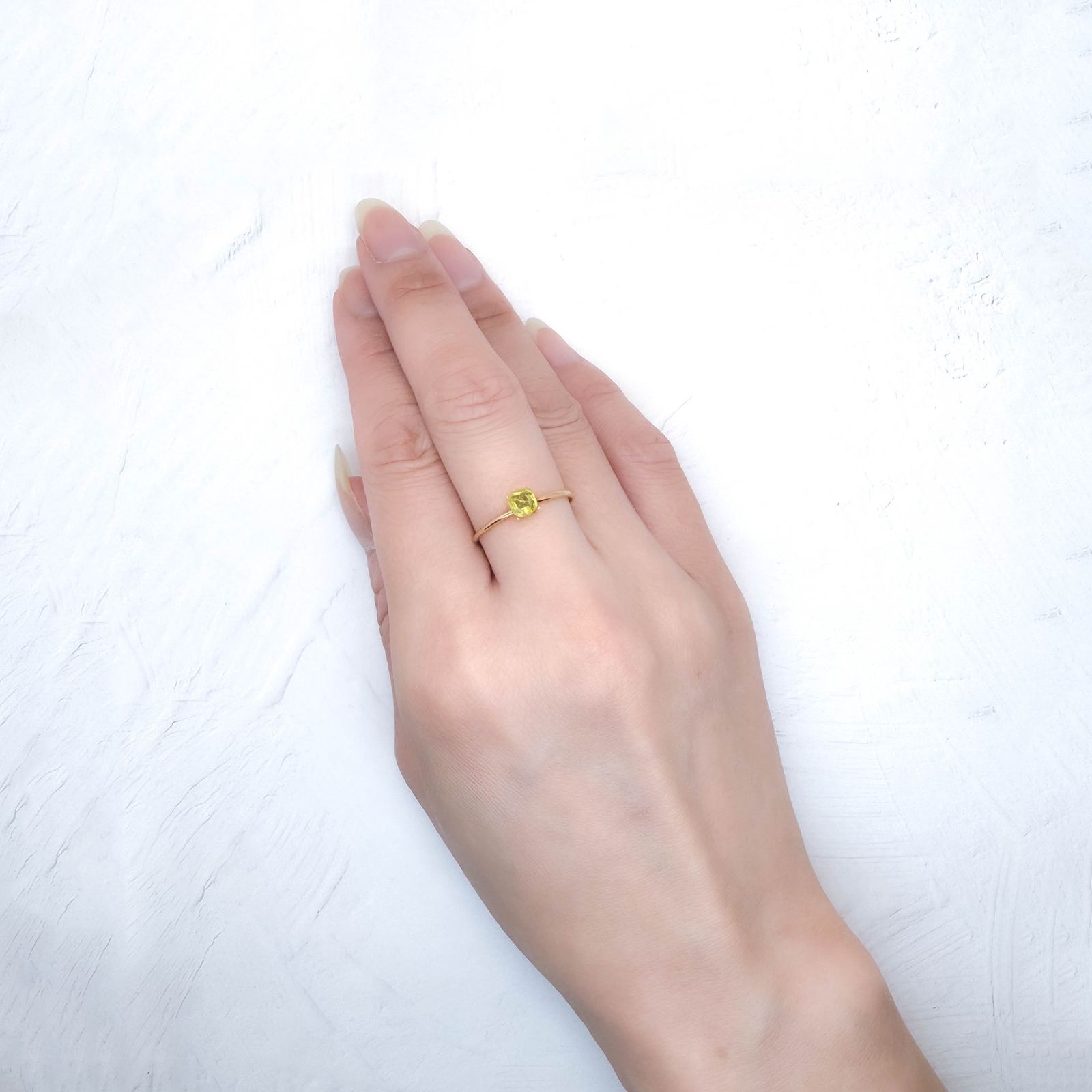 イエローアウイナイト フルオレッセンス(宝石名イエロー・アウイナイト)アフガニスタン産 0.243ct ソ付(日独)[250931150]4.42x4.07mm前後