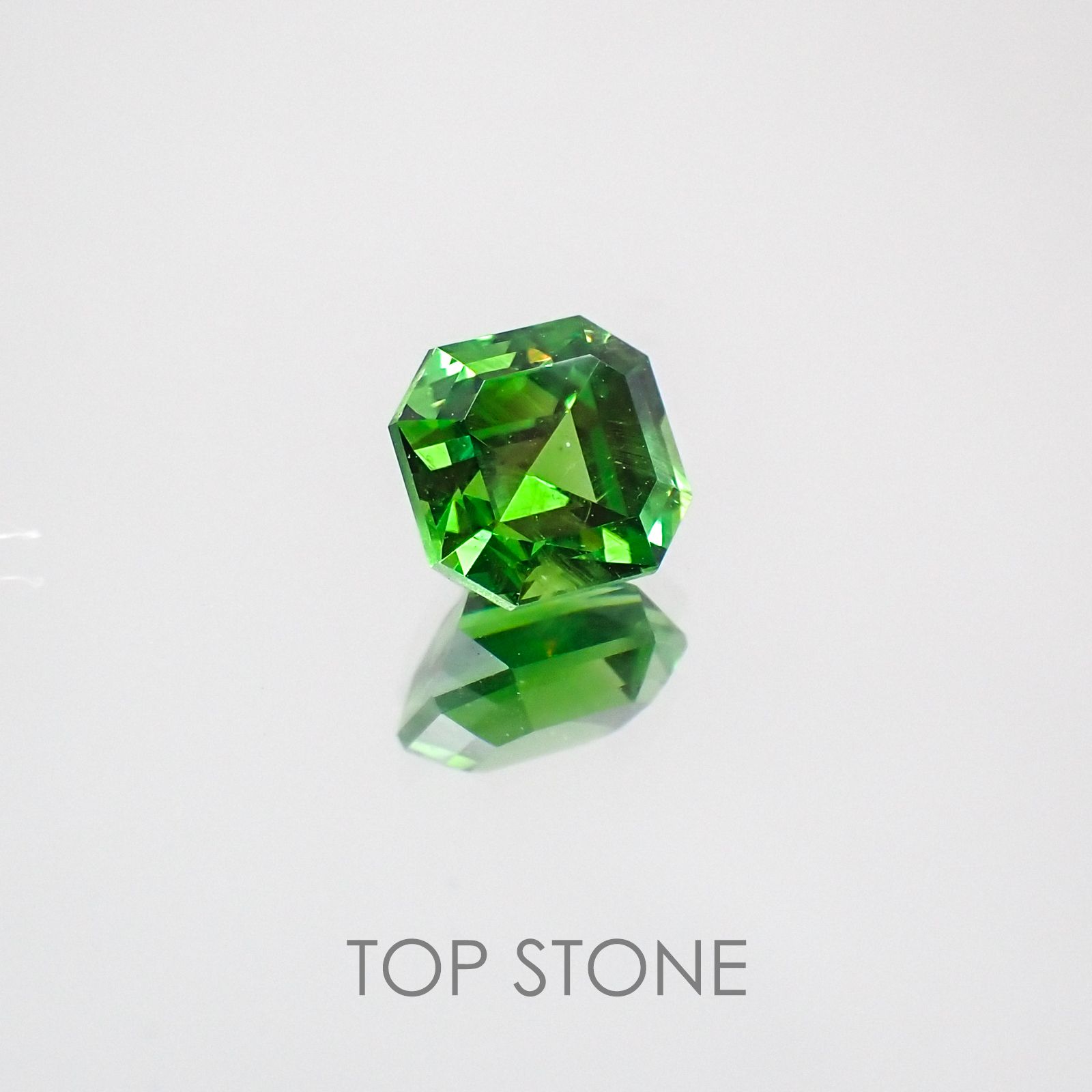 デマントイドガーネット(宝石名デマントイド・ガーネット) ロシア産 0.931ct ソ付(彩珠)[210310253]5×5mm前後