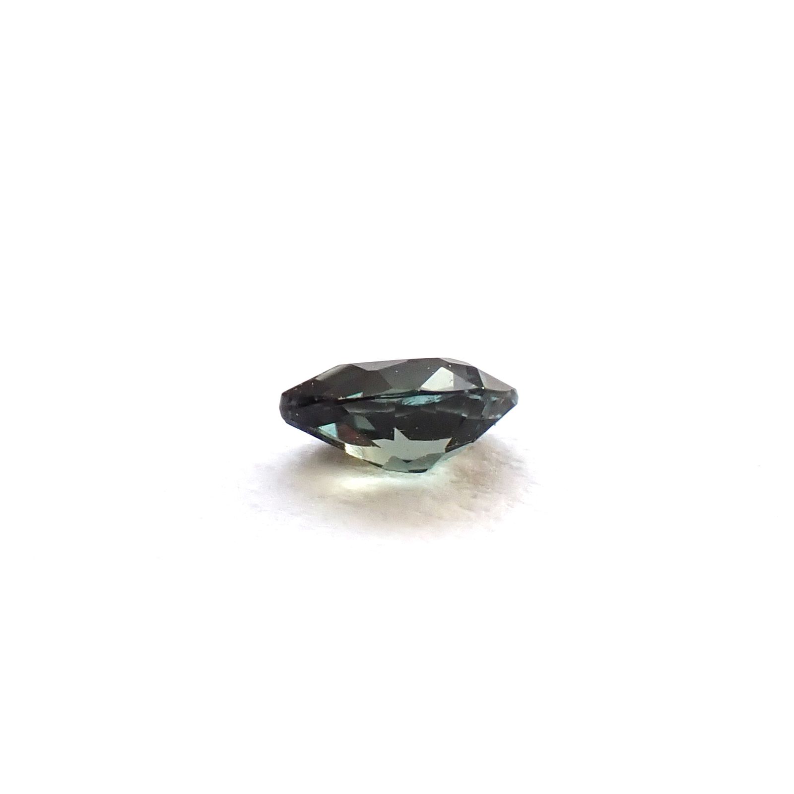 ベキリーブルーガーネット（カラーチェンジガーネット アレキタイプ） マダガスカル・ベキリー産 0.11ct / 3.5x2.7mm前後 [260732457]