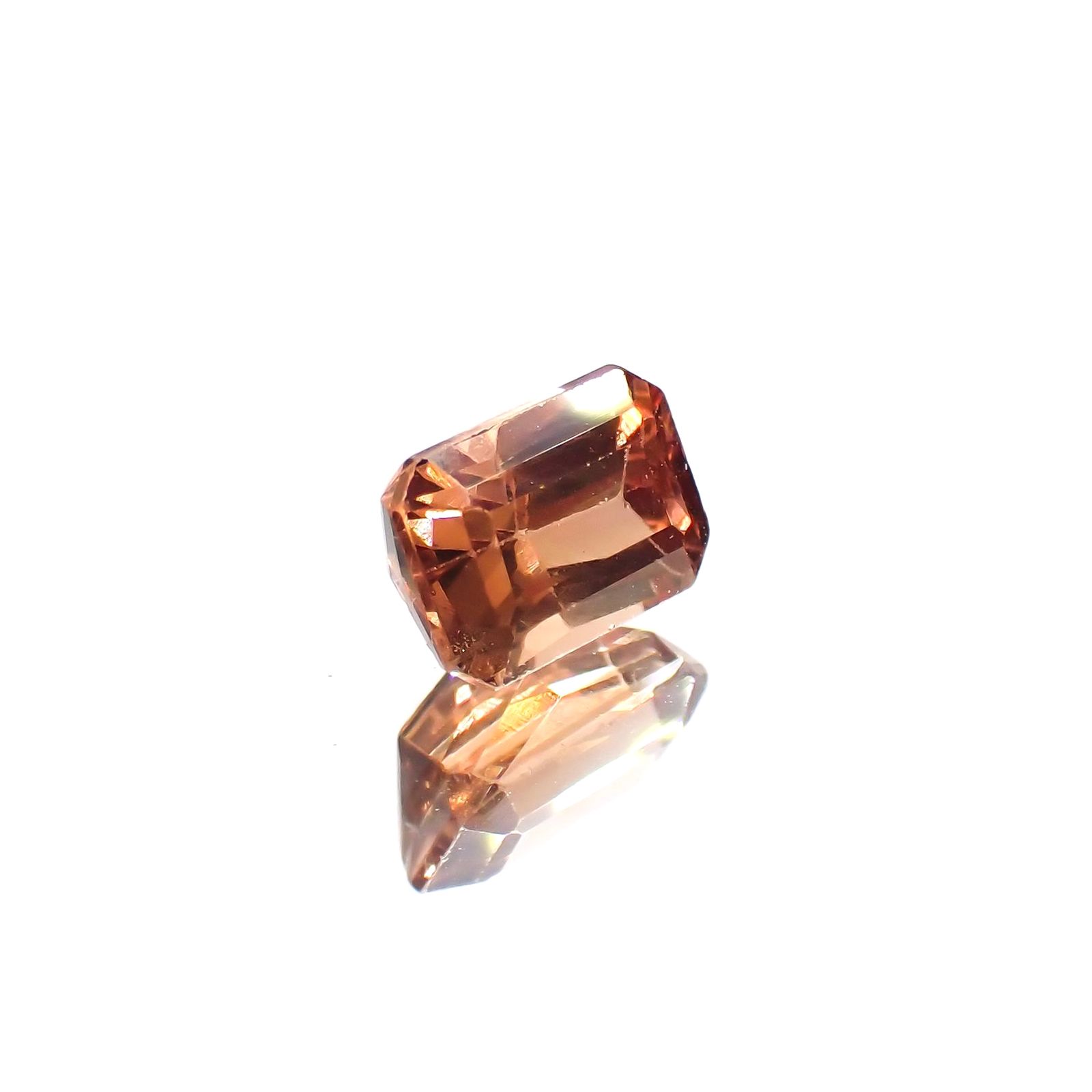 カラーシフトマラヤガーネット(宝石名ガーネット)タンザニア産 識別済 1.35ct / 6.7x4.7mm前後 [260415014]