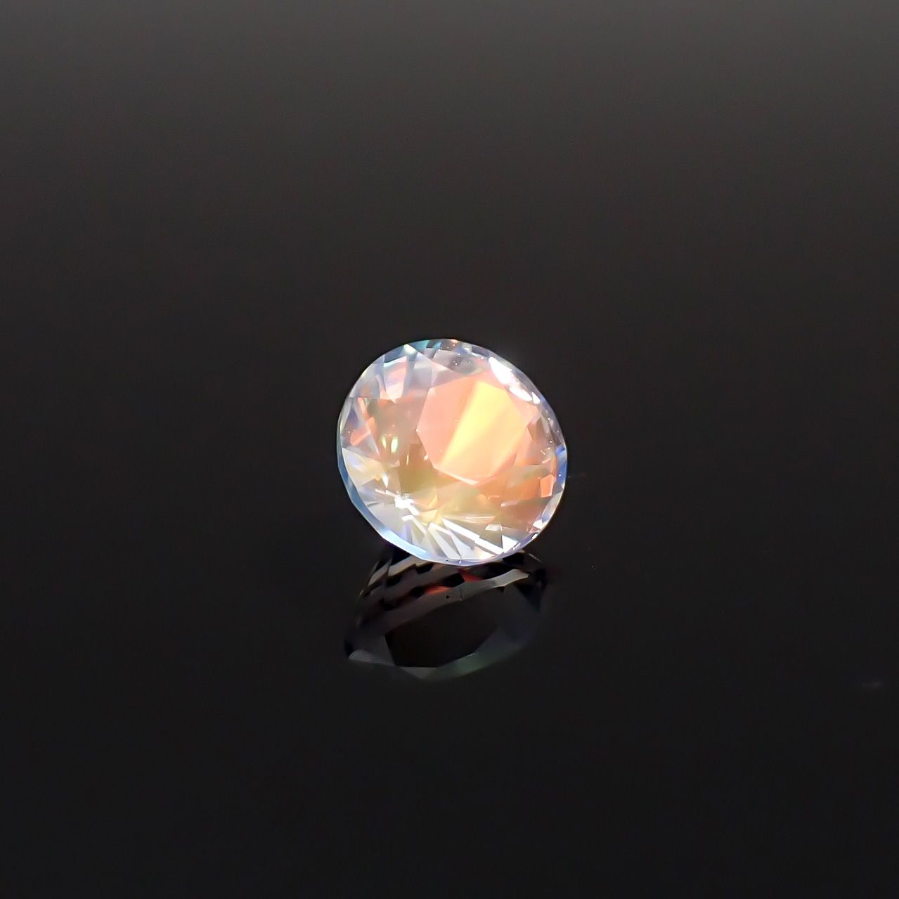 レインボームーンストーン マダガスカル産 0.88ct / 6.1x6.1mm前後 [260632385]
