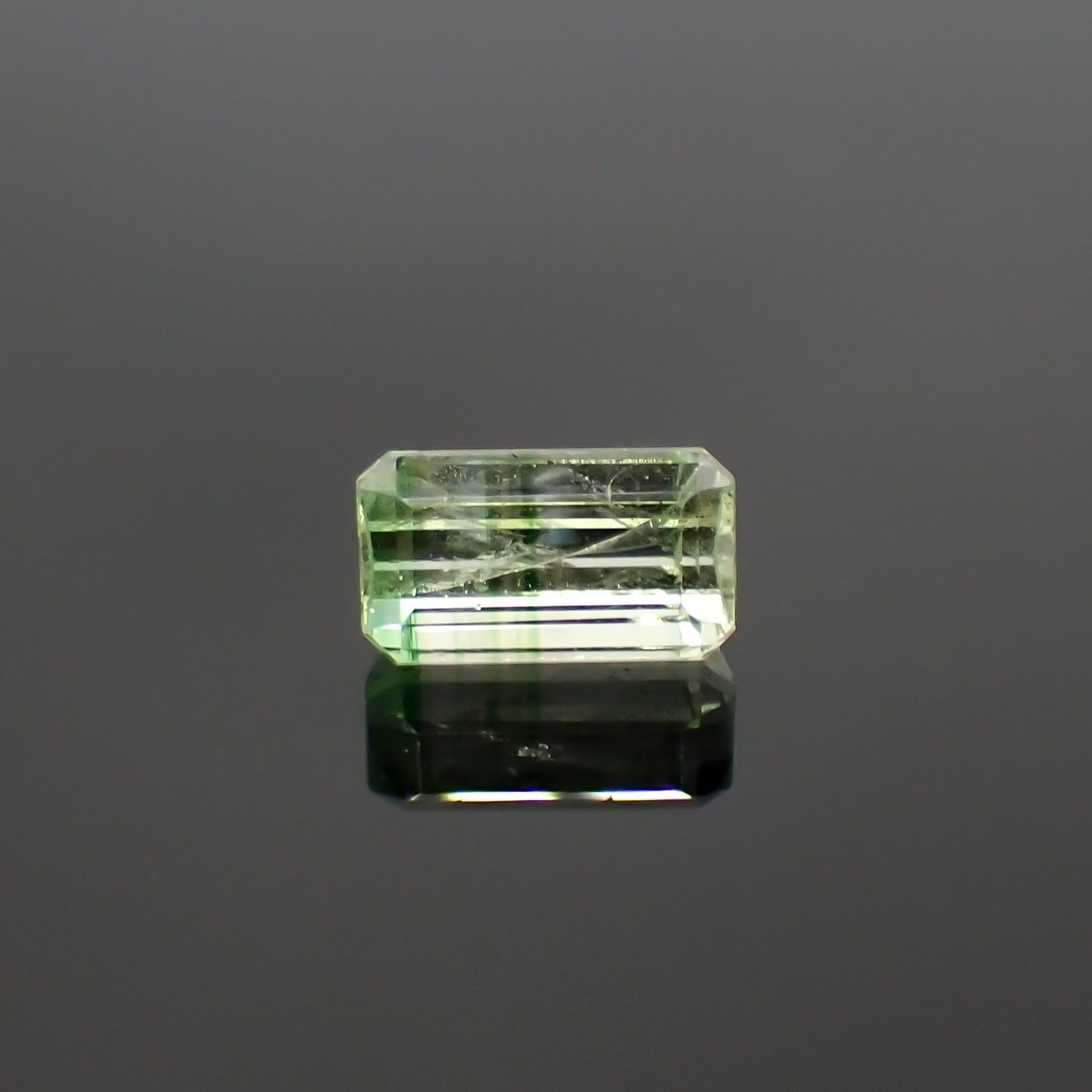 バイカラーツァボライト(宝石名グリーン グロッシュラー・ガーネット) タンザニア産 識別済 1.38ct / 7.5x4.2mm前後 [210711919]