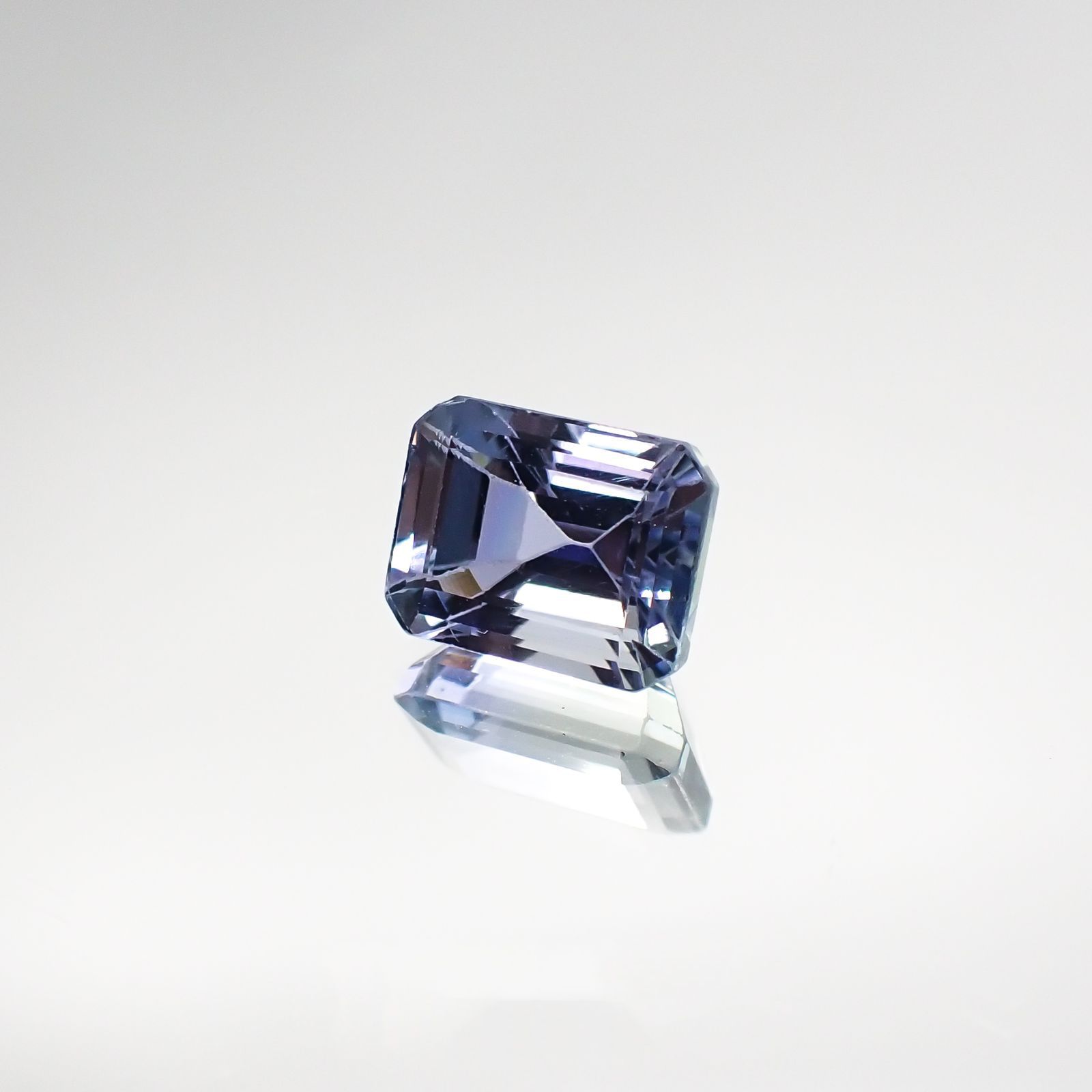 バイカラータンザナイト(宝石名タンザナイト) タンザニア産 2.382ct ソ付(彩珠)[210711640]7.9×6.2mm前後