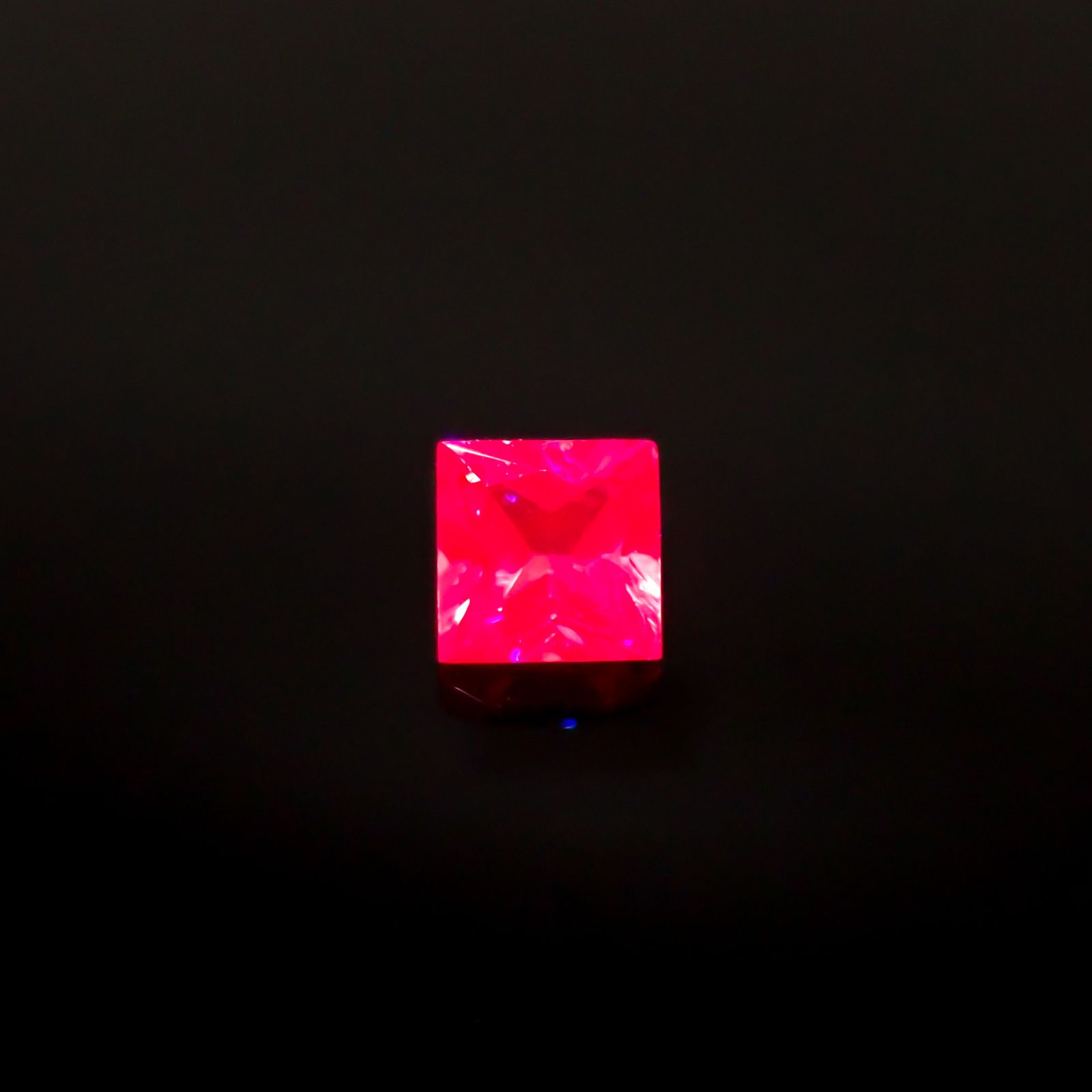◇プリンセスカット◇ホットピンクスピネル(宝石名ピンク・スピネル)タンザニア産 0.15ct 識別済[220817536]3x3mm前後