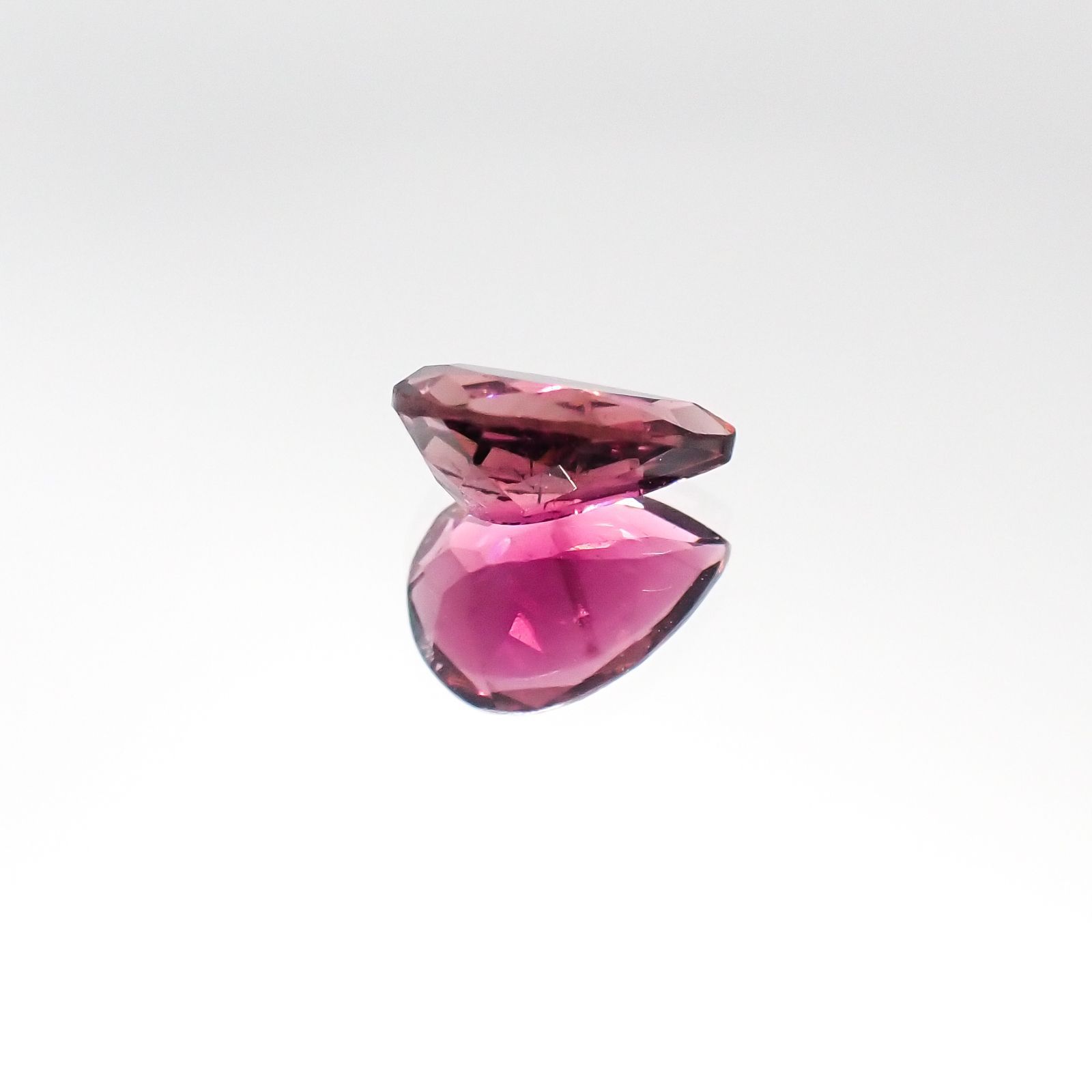 パープルトルマリン(宝石名パープル・トルマリン)ブラジル産 0.98ct 識別済[231023895]8.1x5.8mm前後