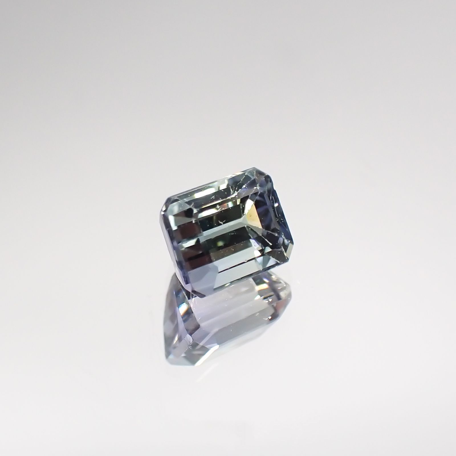 バイカラータンザナイト(宝石名バイカラー・ゾイサイト) タンザニア産 0.618ct ソ付(彩珠)[210711579]4.7×3.7mm前後
