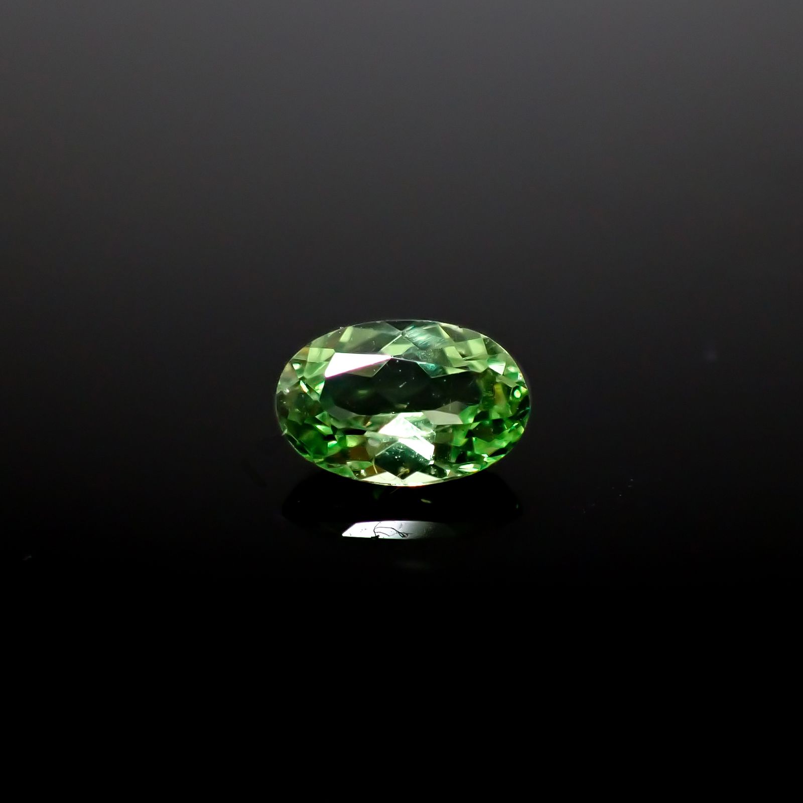 ミントガーネット(宝石名ガーネット)タンザニア産 0.52ct 識別済[241229614]6x4mm前後