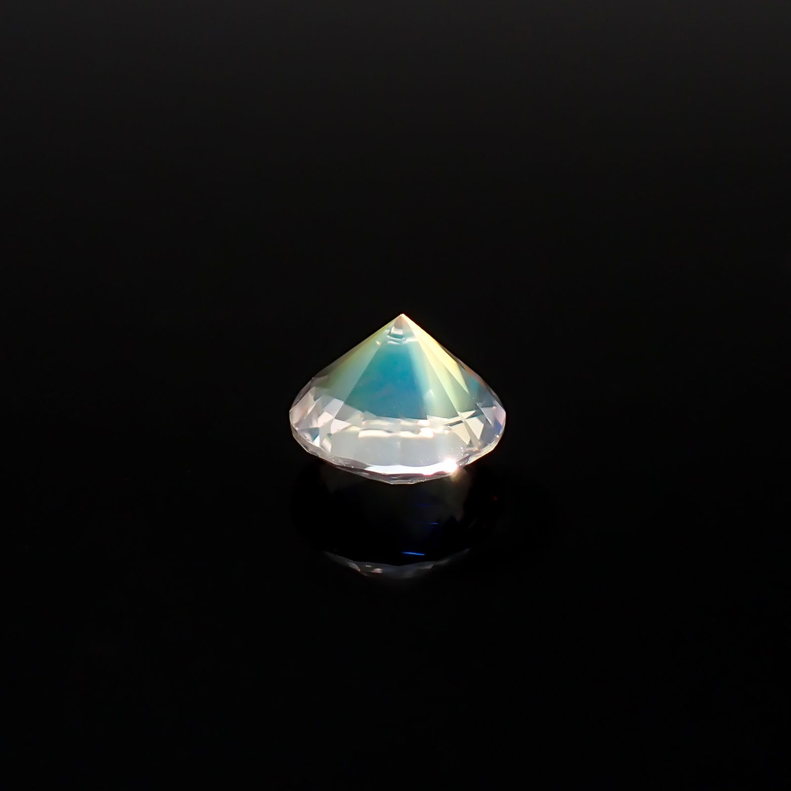 レインボームーンストーン マダガスカル産 1.31ct / 7.1x7.1mm前後 [260632381]