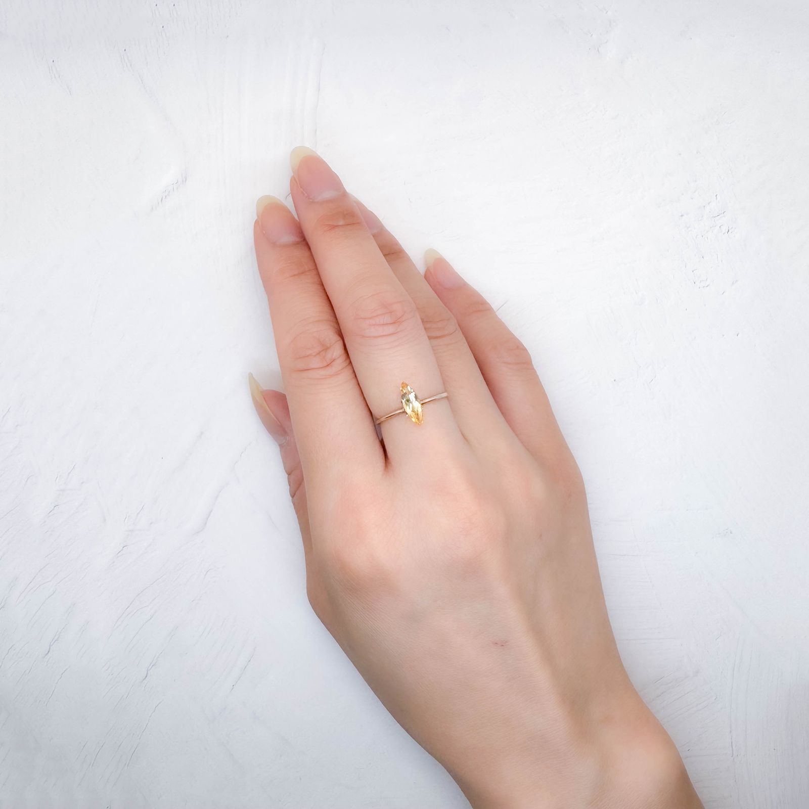 インペリアルトパーズ(宝石名トパーズ)ブラジル産 0.69ct / 10.2x3.6mm前後 [250630497]