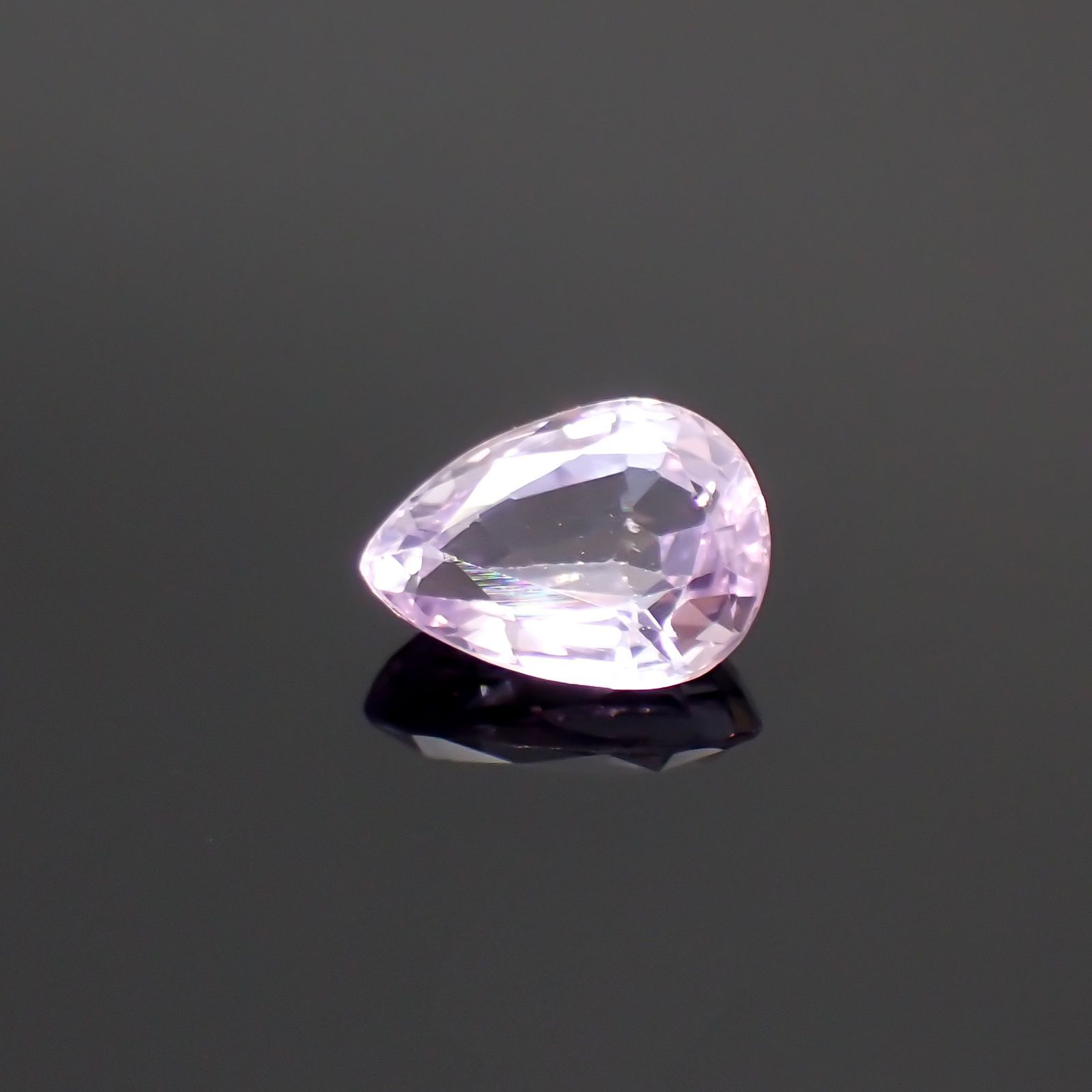 ラベンダーサファイア(宝石名サファイア) マダガスカル/スリランカ産 0.84ct 識別済[210912507]6.8×5mm前後