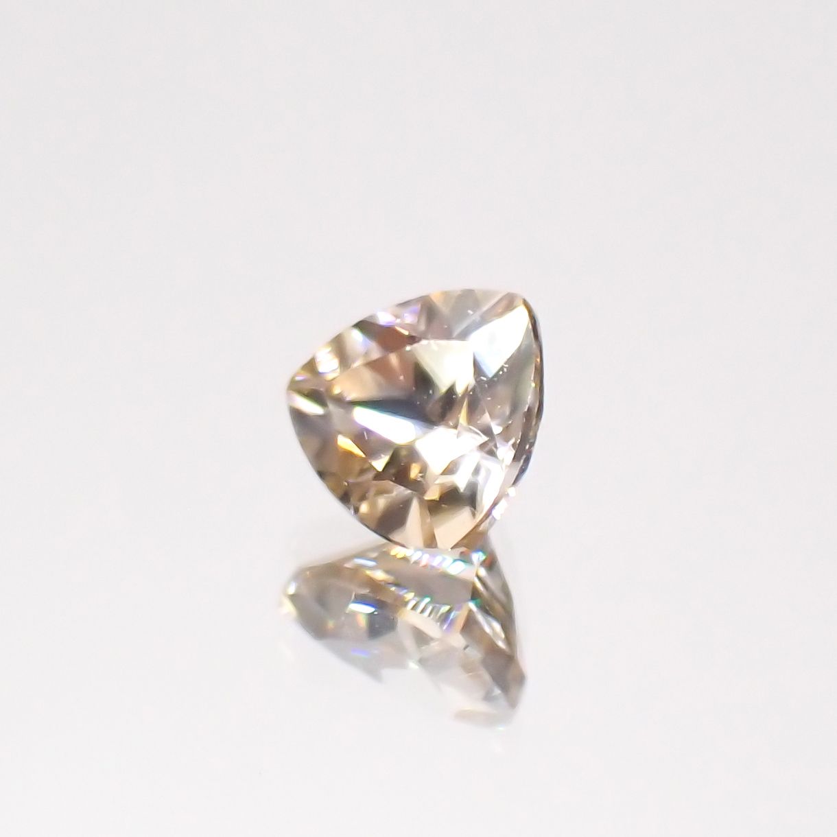 シャンパンカラージルコン(宝石名ジルコン)スリランカ/カンボジア産 0.56ct 識別済[230722987]4.5x4.5mm前後