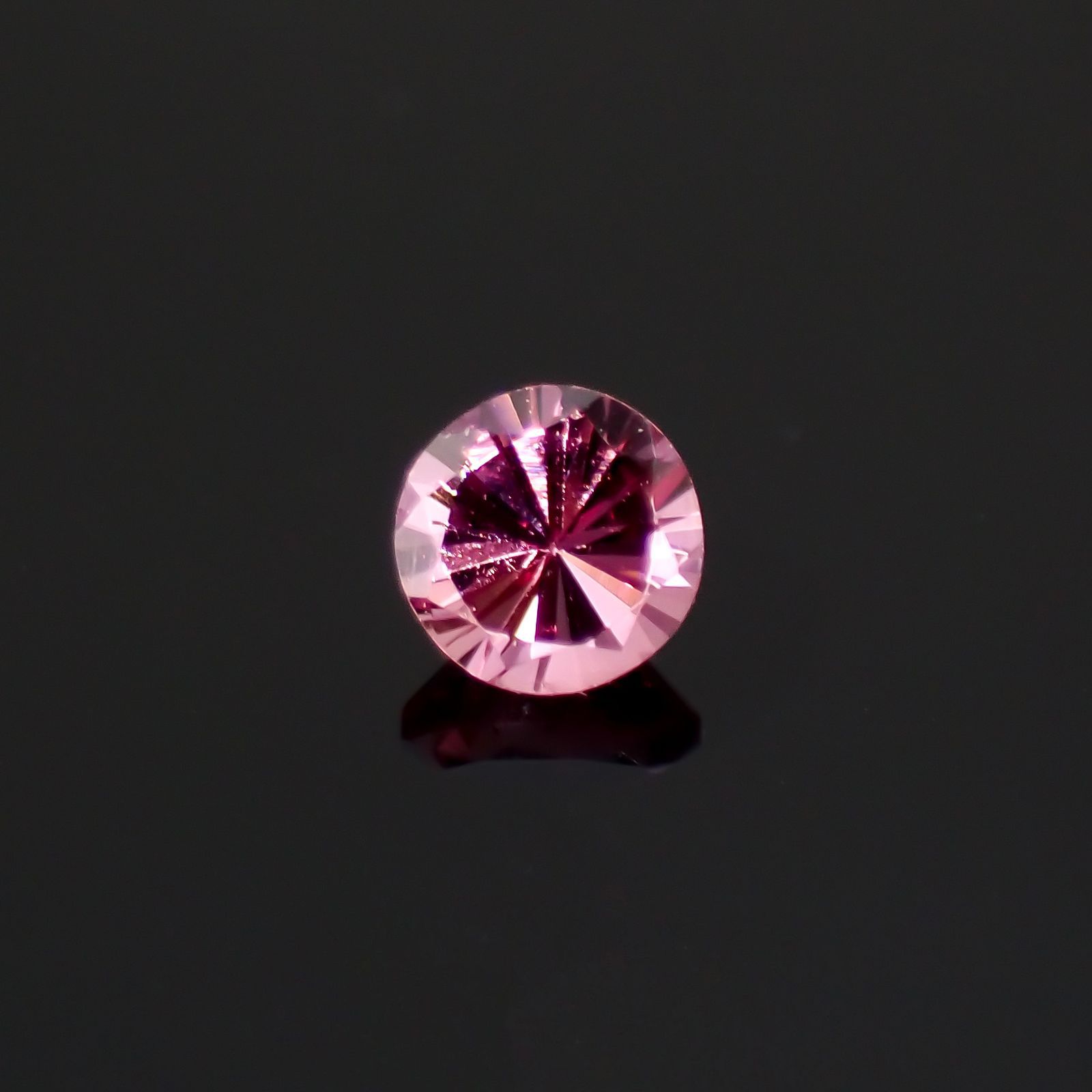 ホットピンクスピネル(宝石名ピンク・スピネル)タンザニア産 0.22ct 識別済[220616595]3.5x3.4mm前後