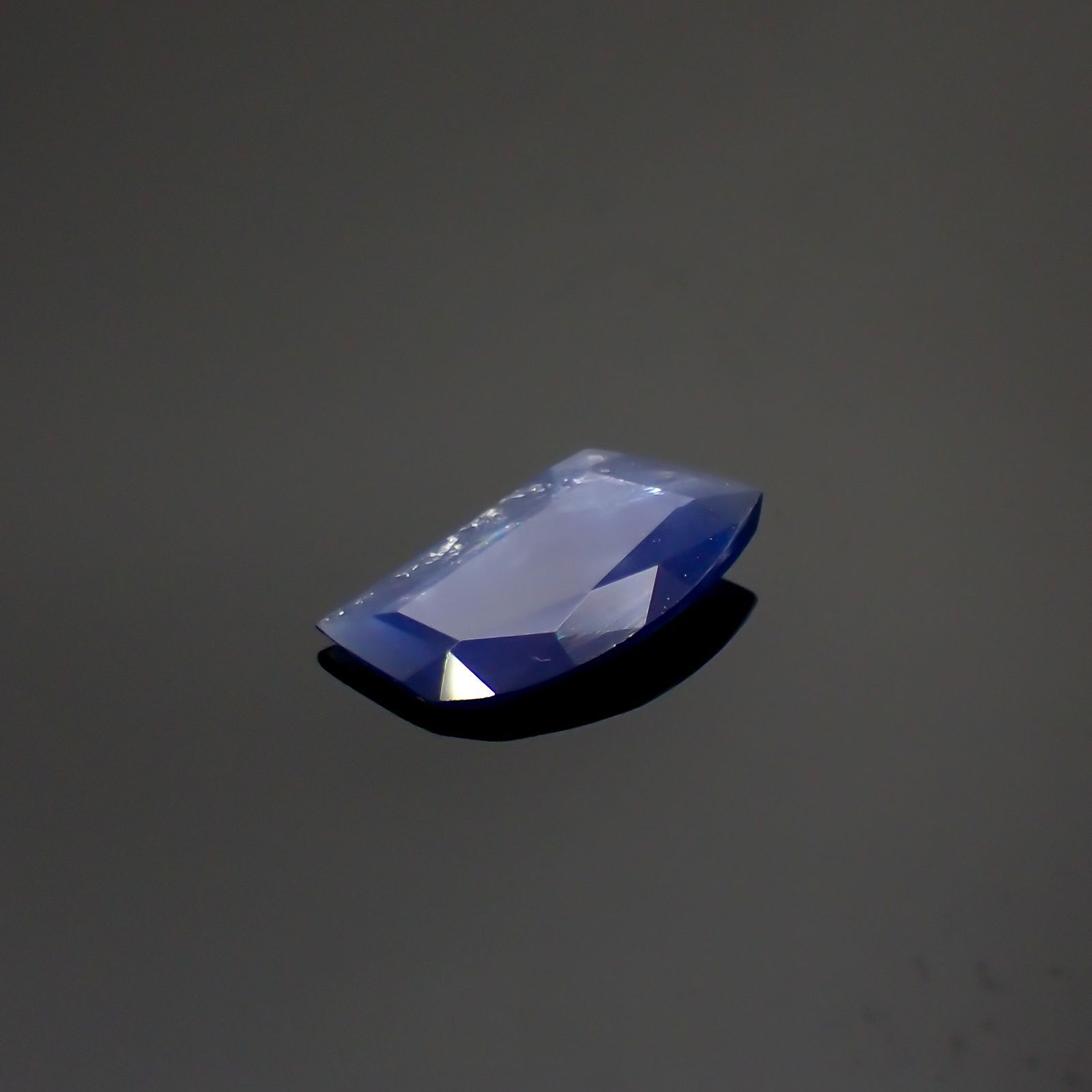 ◇カスタムカット◇サファイア(宝石名サファイア) マダガスカル産 0.84ct 識別済[210813190]9.2×5mm前後